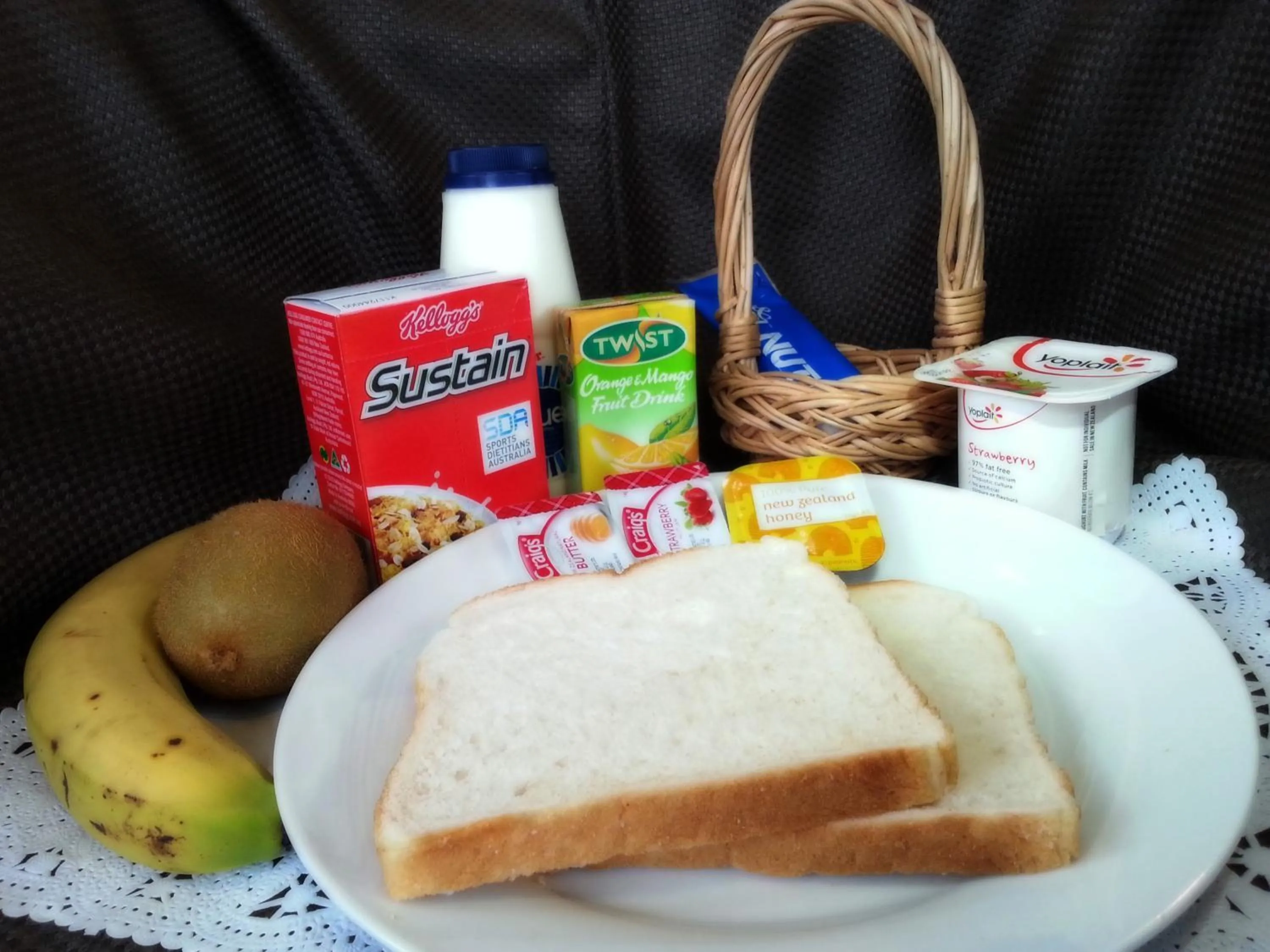 Breakfast in Rosewood Court Motel