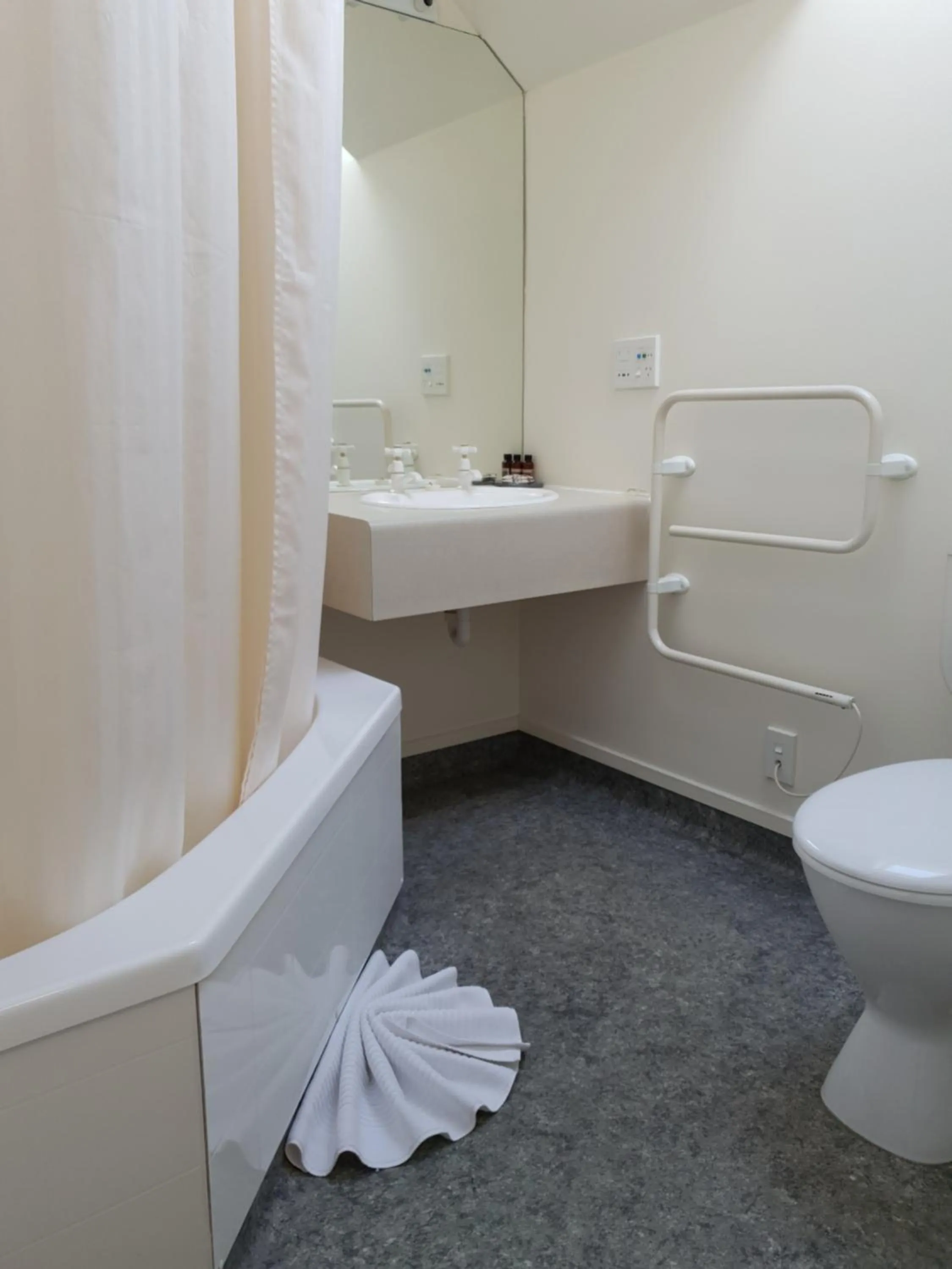 Bathroom in Rosewood Court Motel