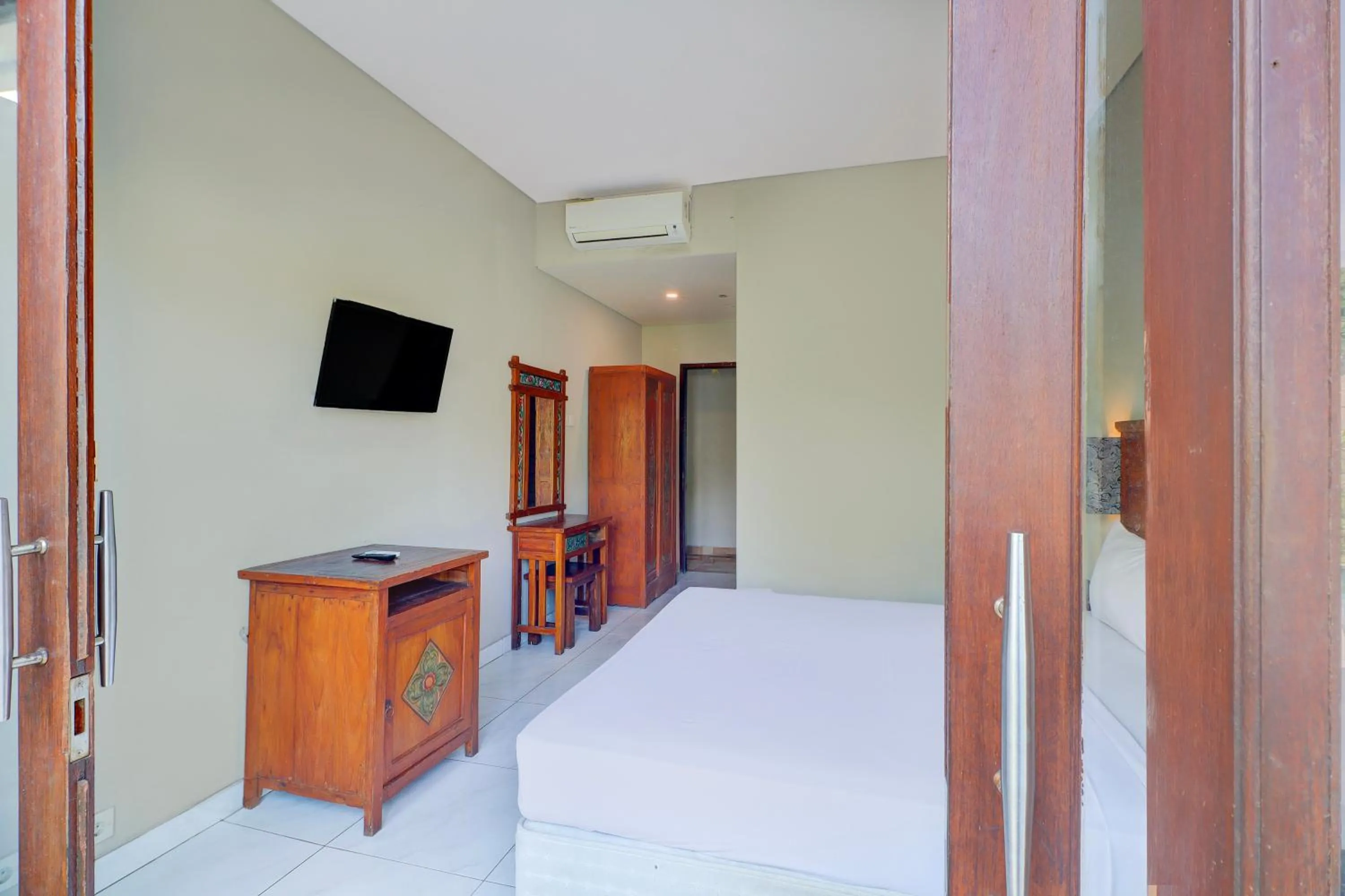 TV and multimedia in Collection O Bali near Sanur Beach formerly Akarsa Kokoro