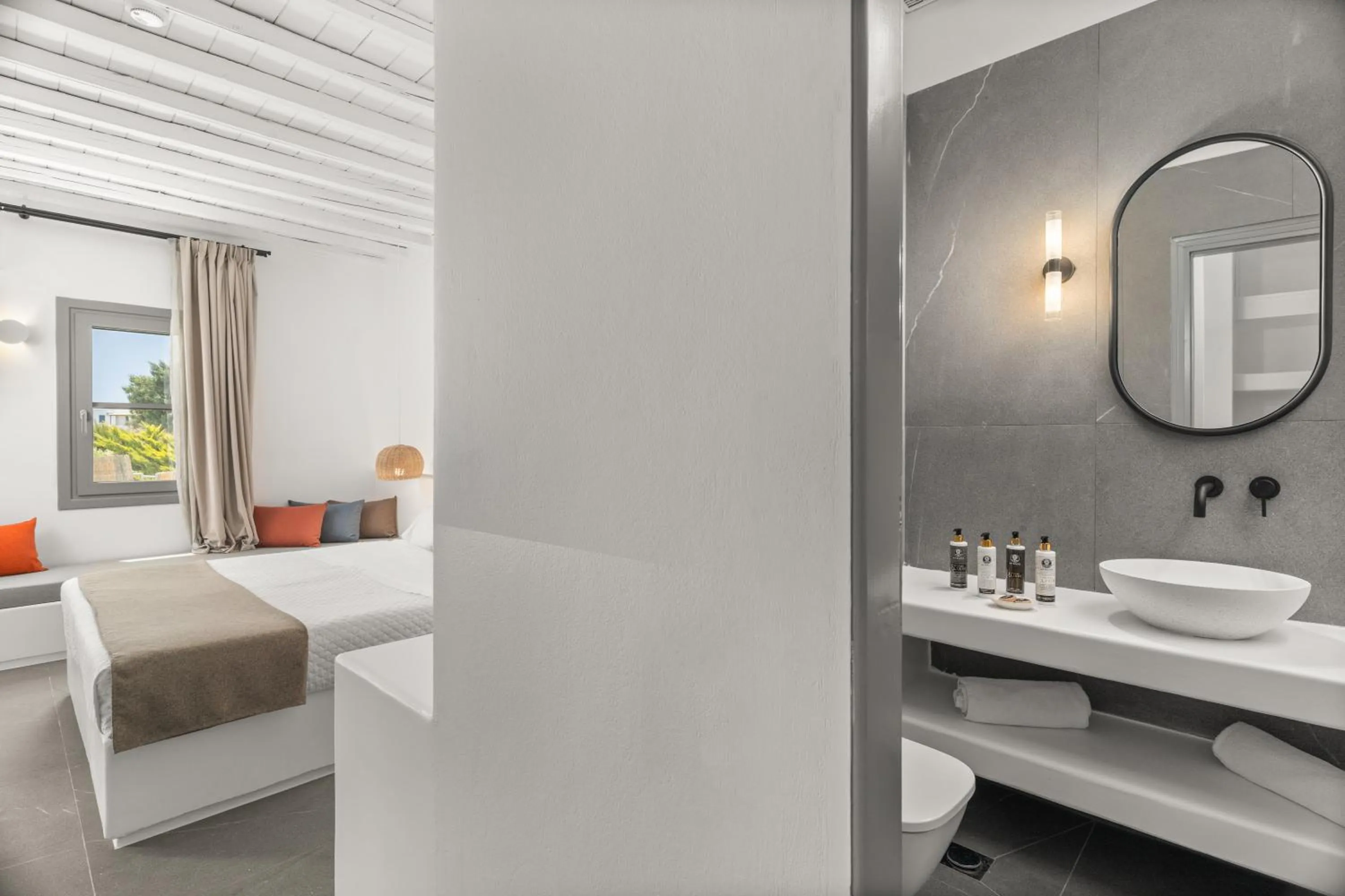 Bathroom in Mr. and Mrs. White Tinos