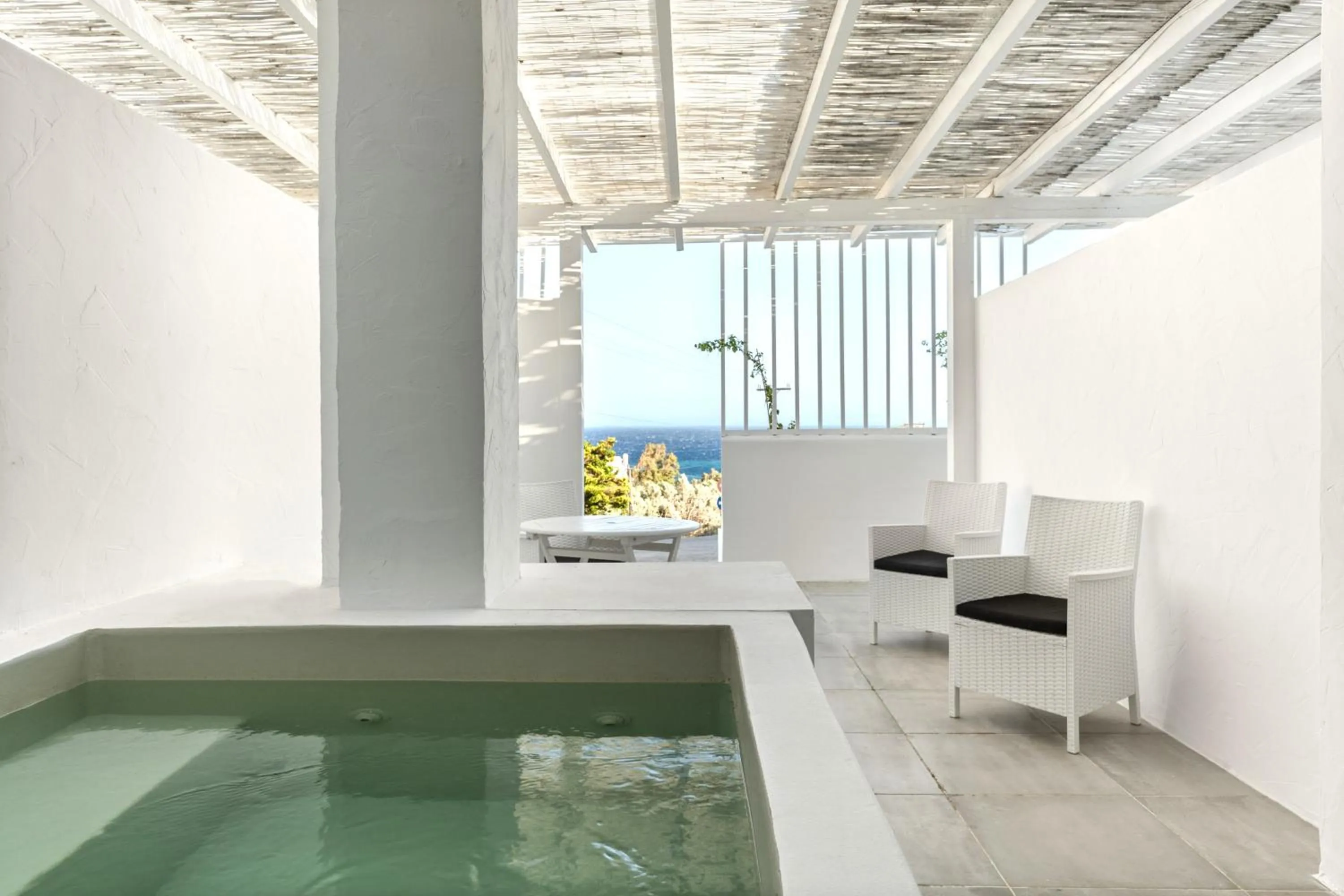 Hot Tub in Mr. and Mrs. White Tinos