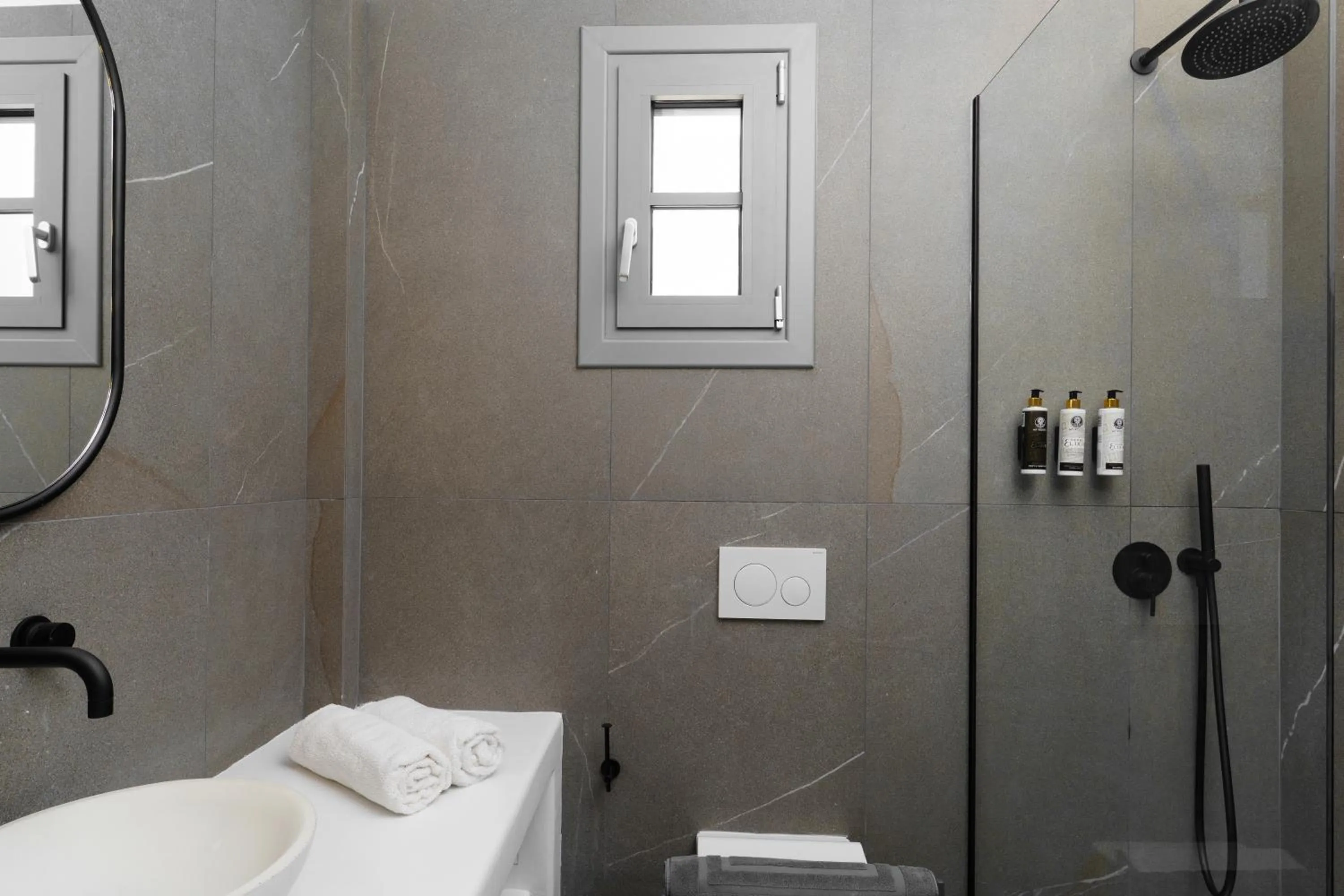 Bathroom in Mr. and Mrs. White Tinos