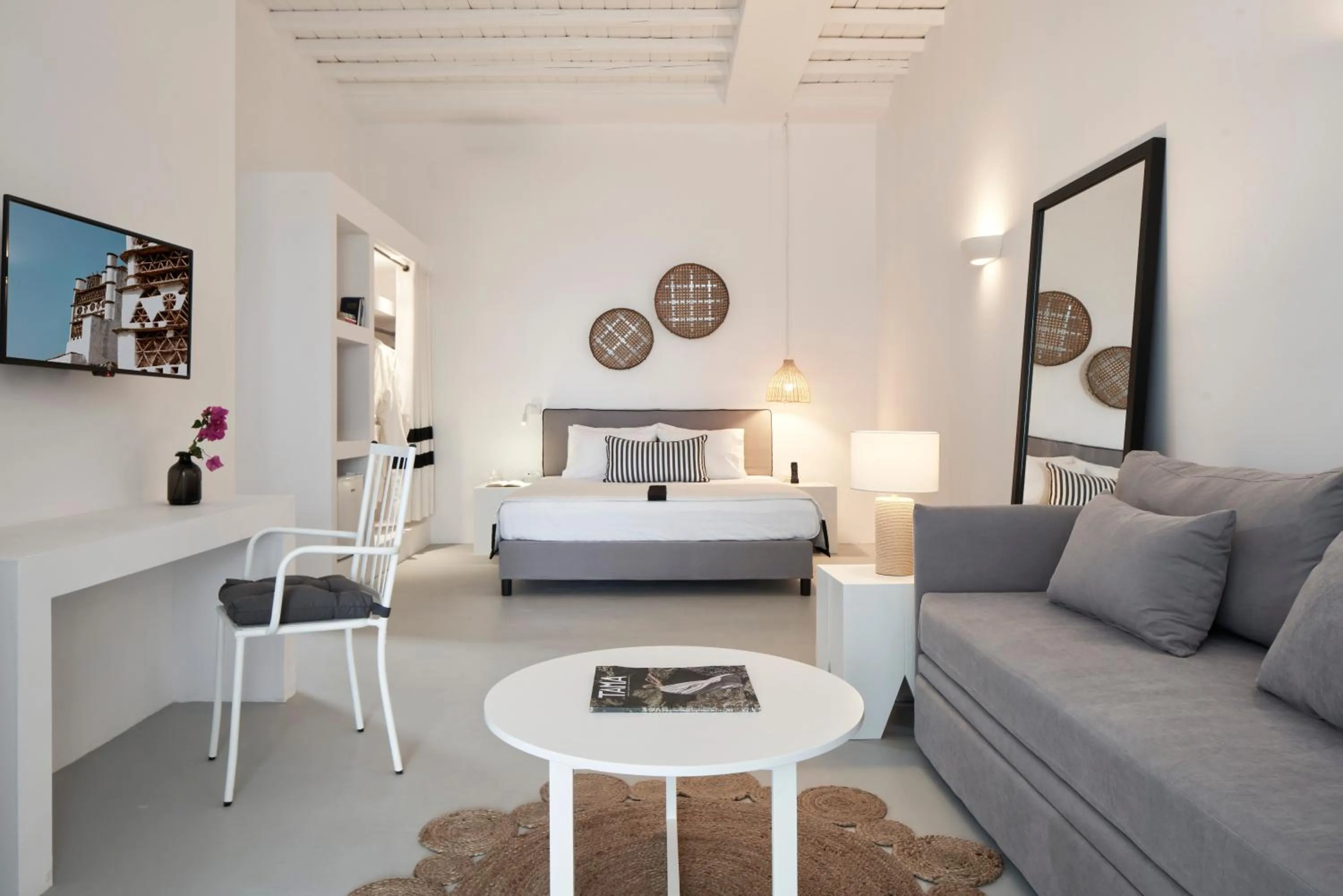 Deluxe Suite with Outdoor Jet Tub in Mr. and Mrs. White Tinos