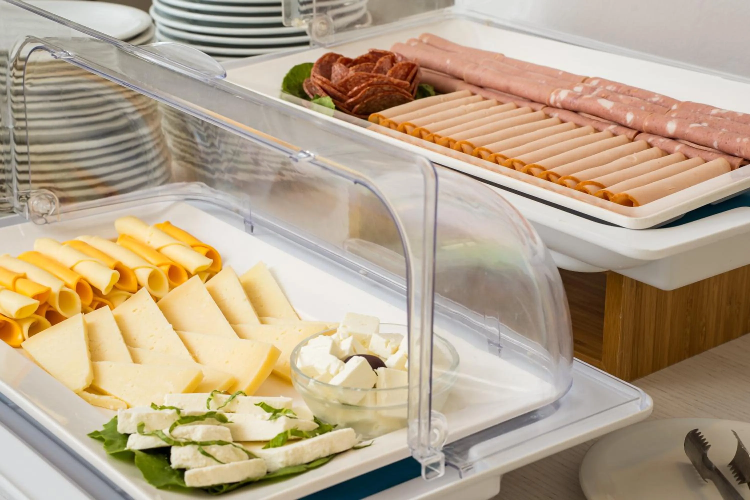 Breakfast in Mr. and Mrs. White Tinos