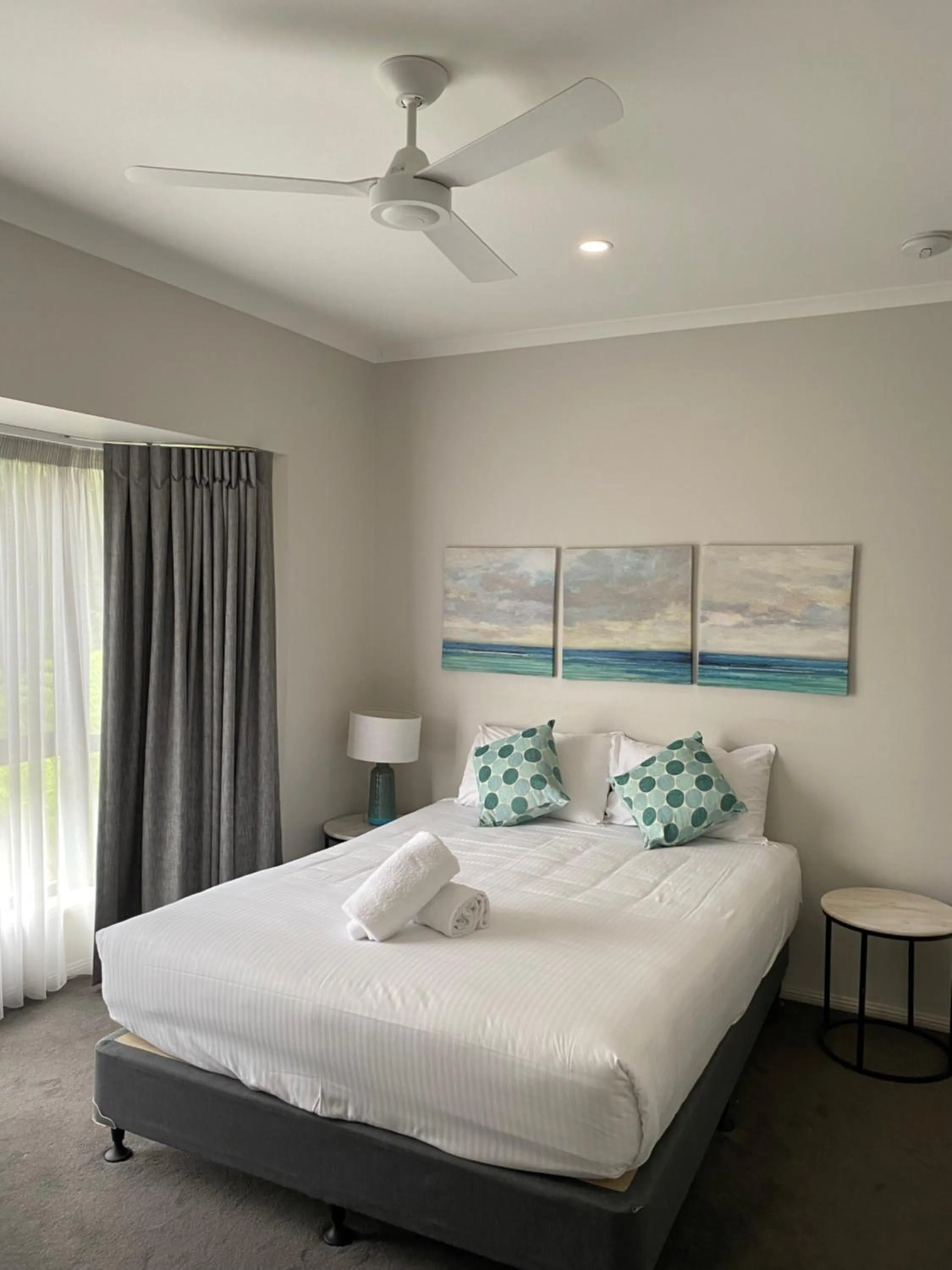 Bedroom, Bed in Clouds Mapleton