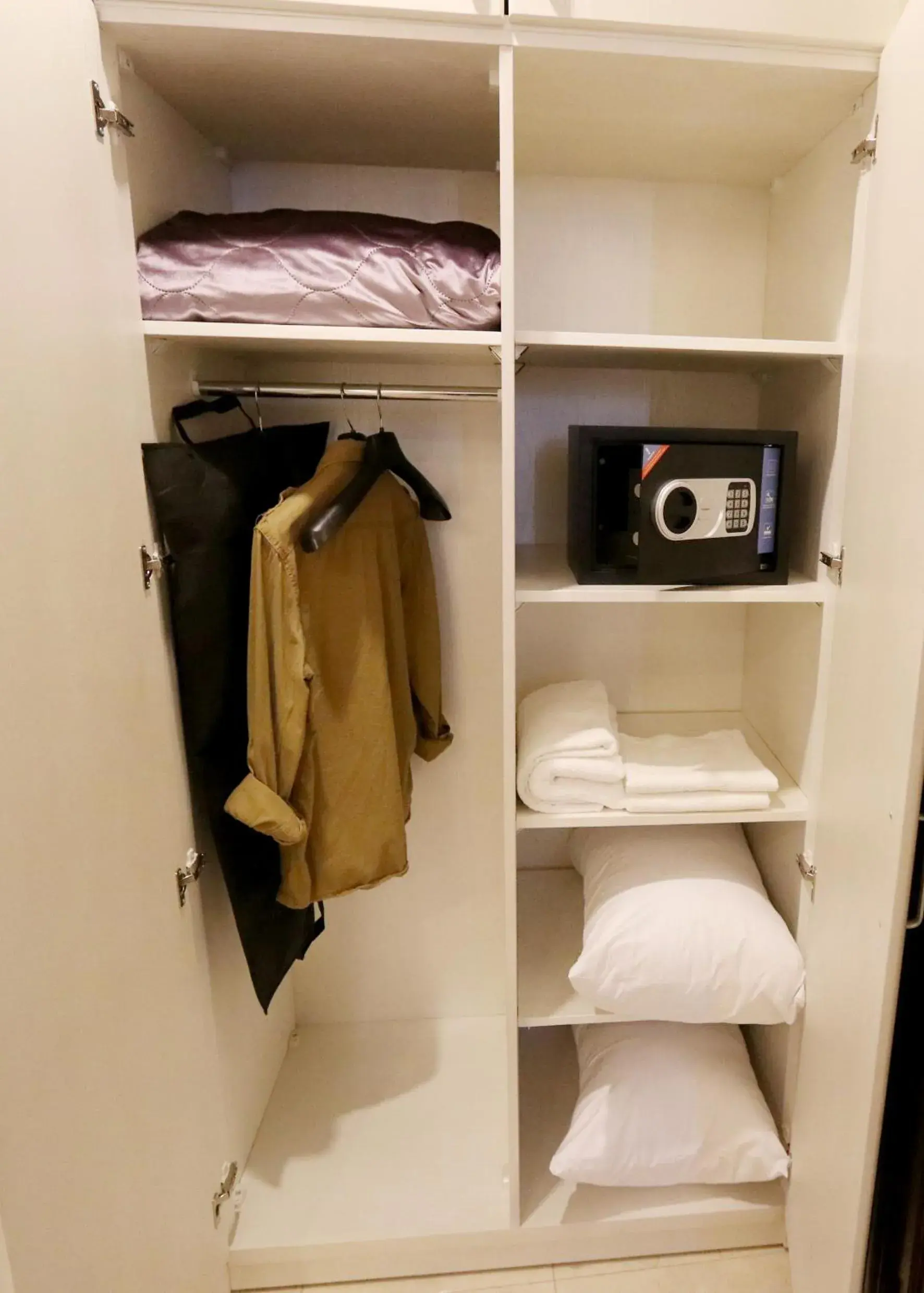 Standard Twin Room with Private Bathroom - single occupancy in Beirut Hotel 1 Standard Twin Room with Private Bathroom - single occupancy in Beirut Hotel 1