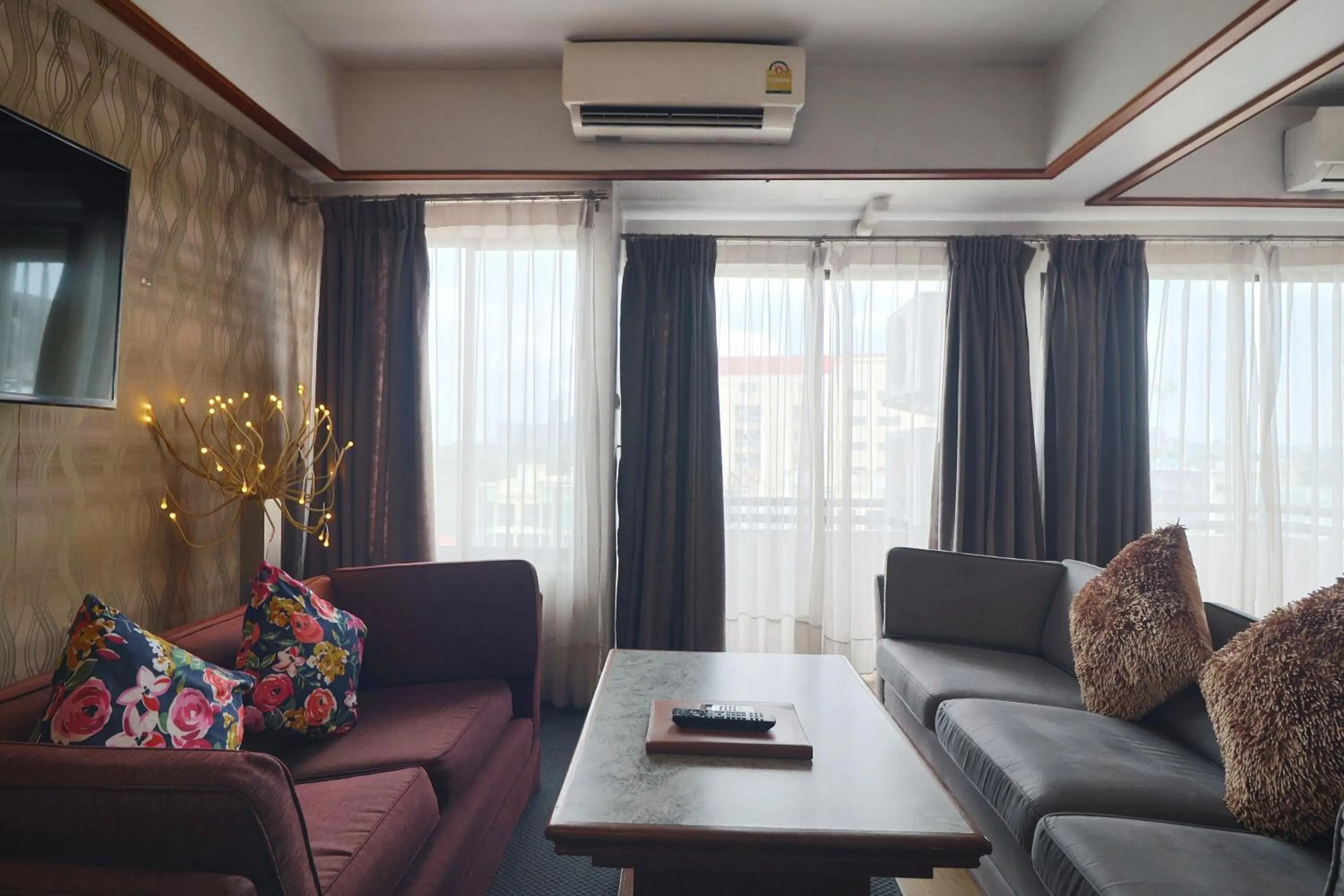 Living room in Nonthaburi Palace Hotel