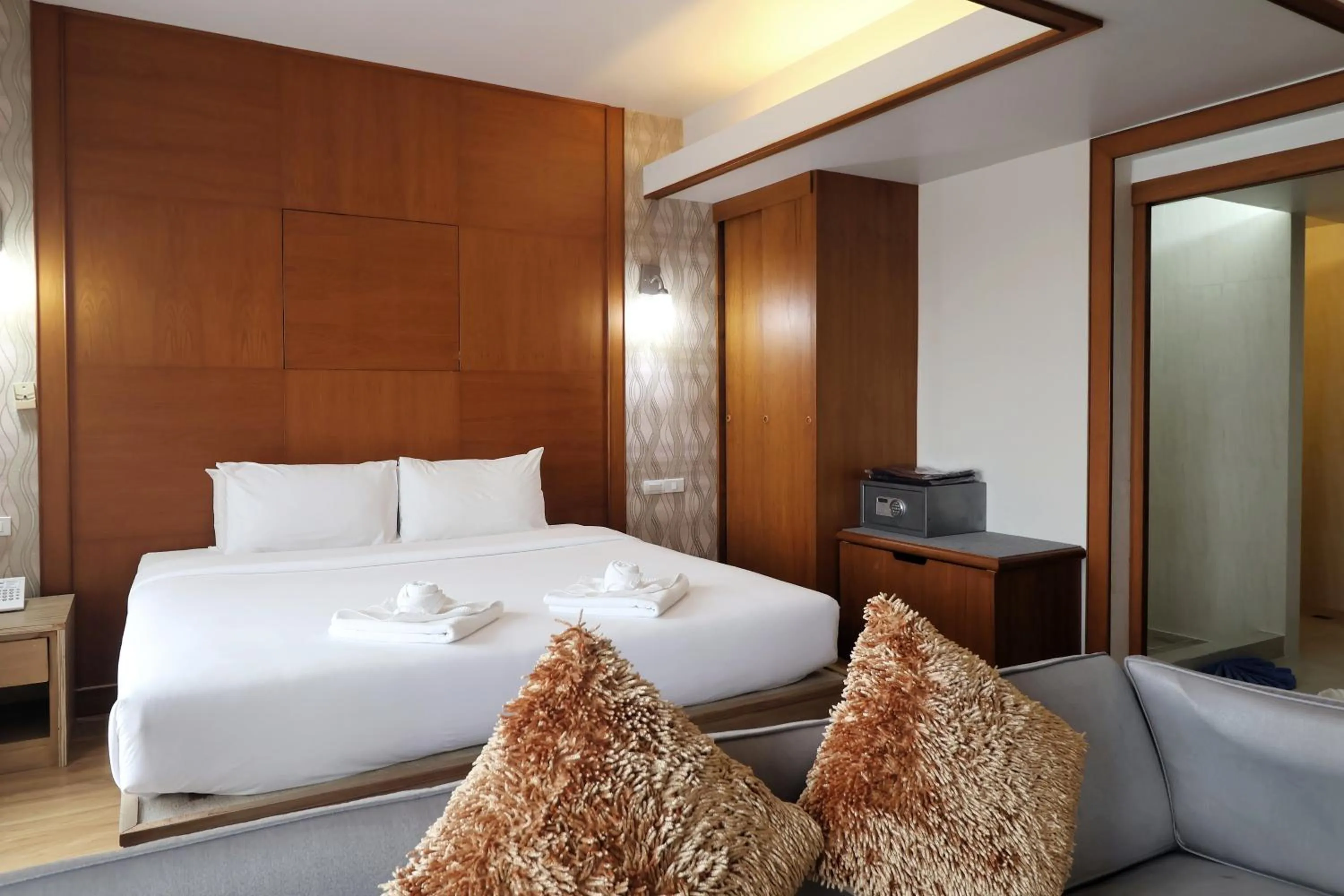 Bedroom, Bed in Nonthaburi Palace Hotel