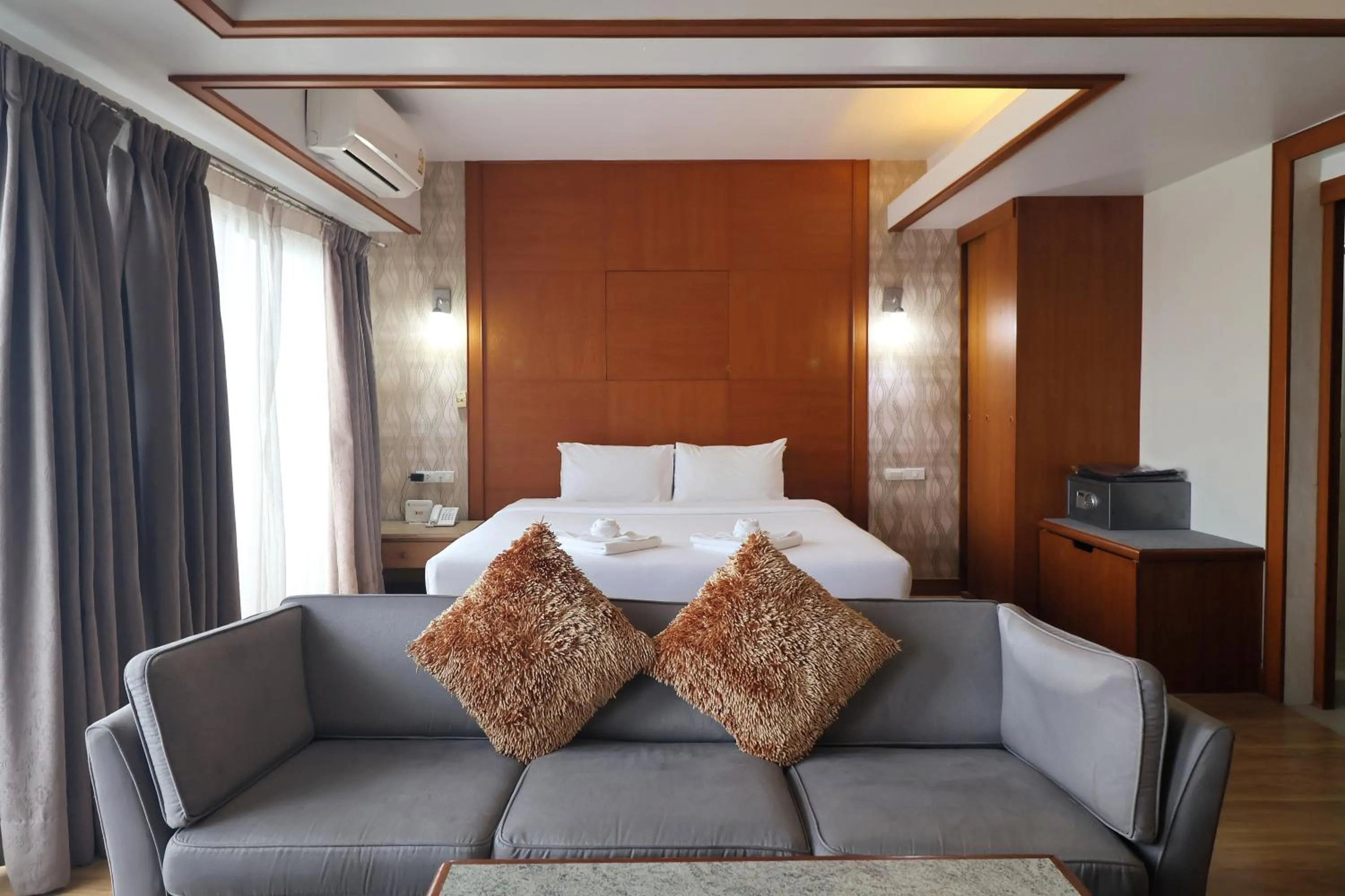 Bed in Nonthaburi Palace Hotel