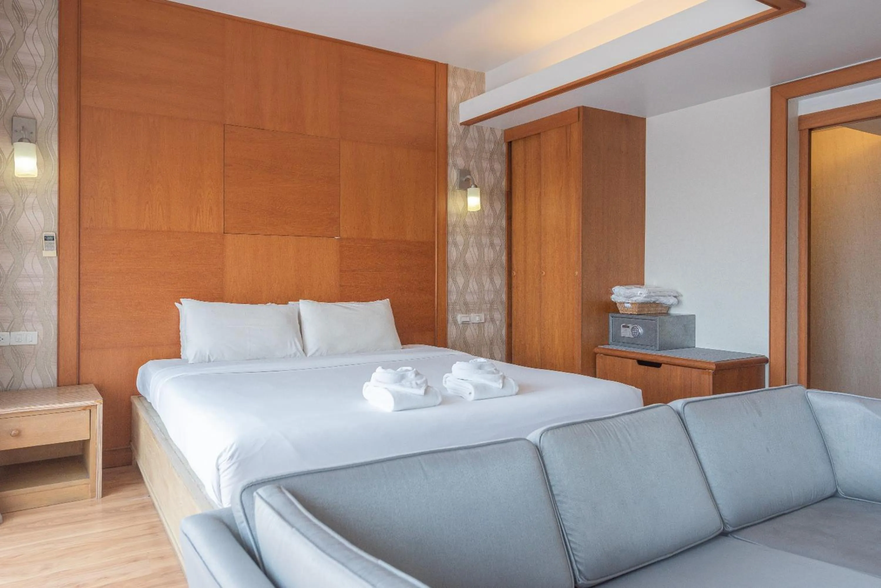 Property building, Bed in Nonthaburi Palace Hotel