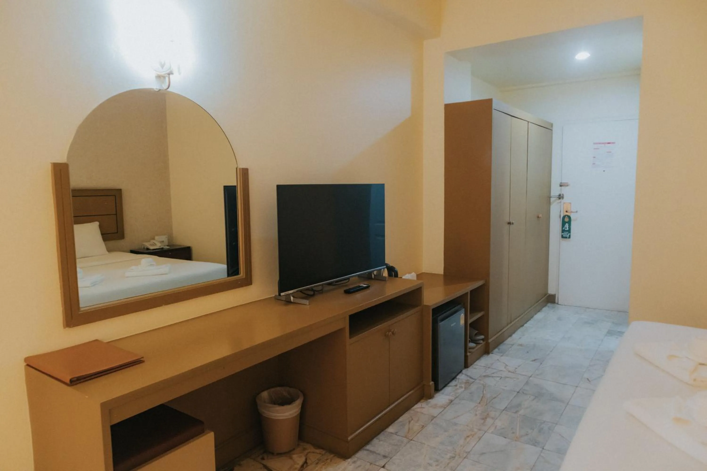 TV and multimedia, Bed in Nonthaburi Palace Hotel