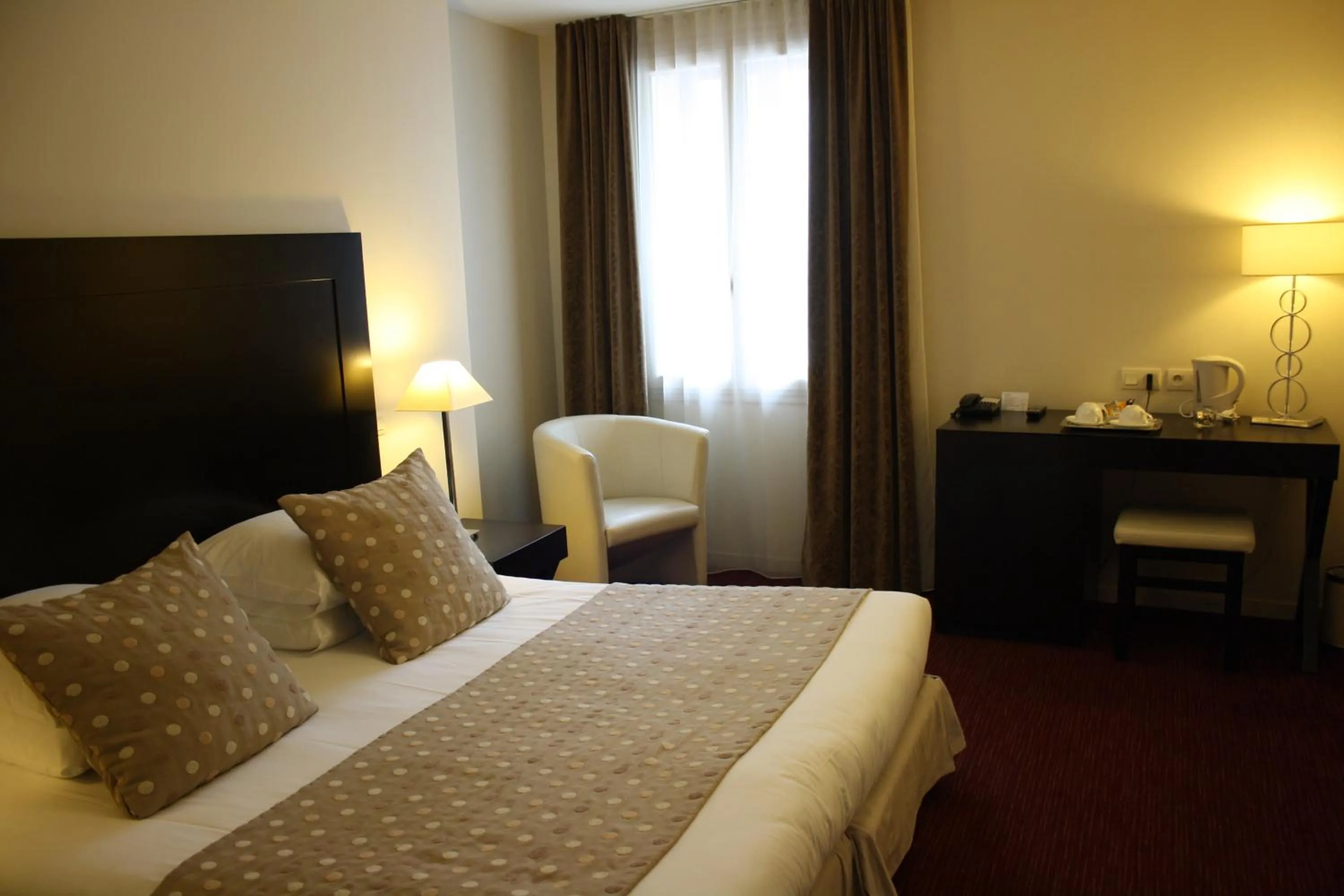 Photo of the whole room, Bed in Hôtel Burgevin