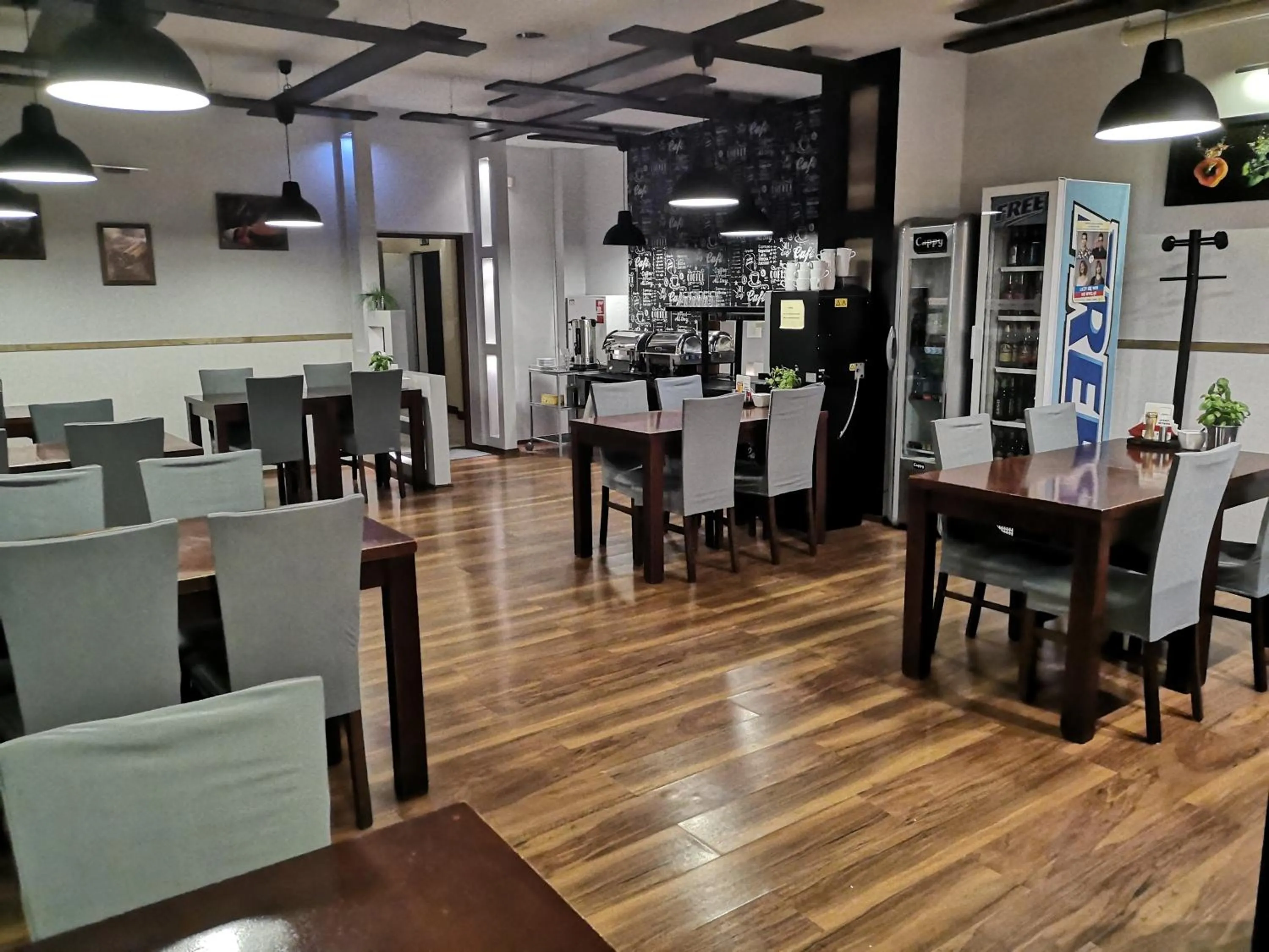 Restaurant/places to eat in Hotel 1