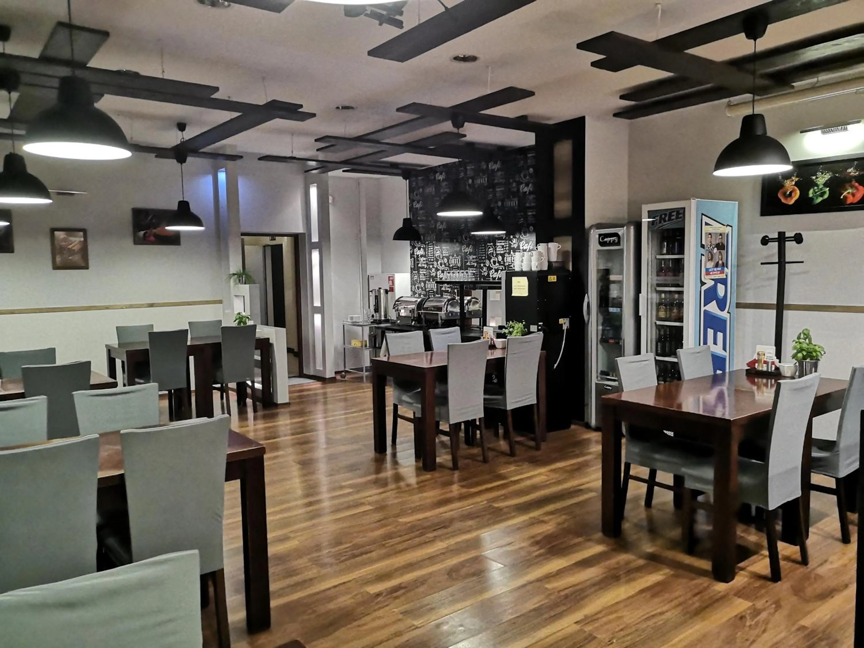 Restaurant/places to eat in Hotel 1