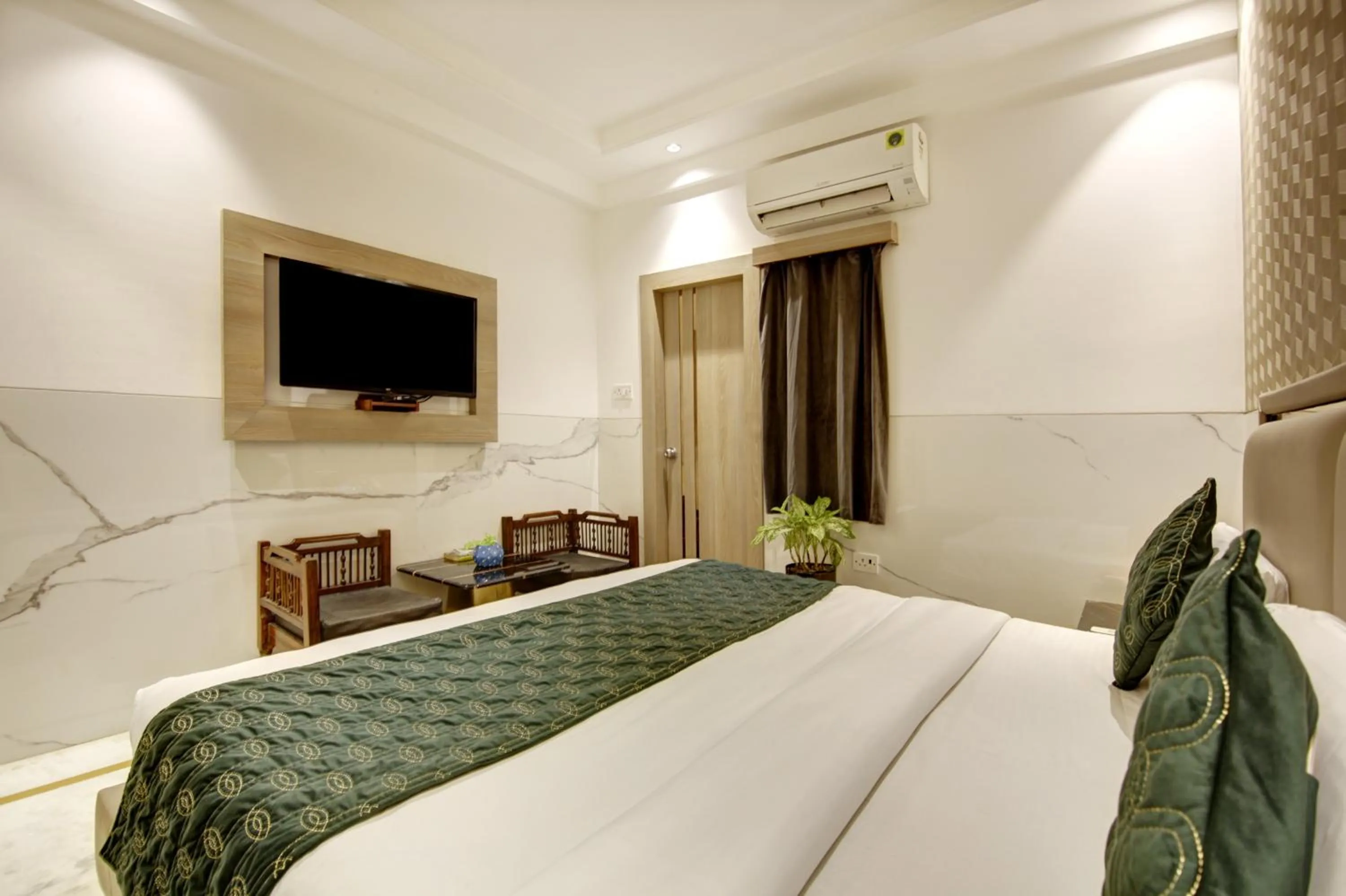 Photo of the whole room, Bed in Hotel International Inn - Near Delhi Airport