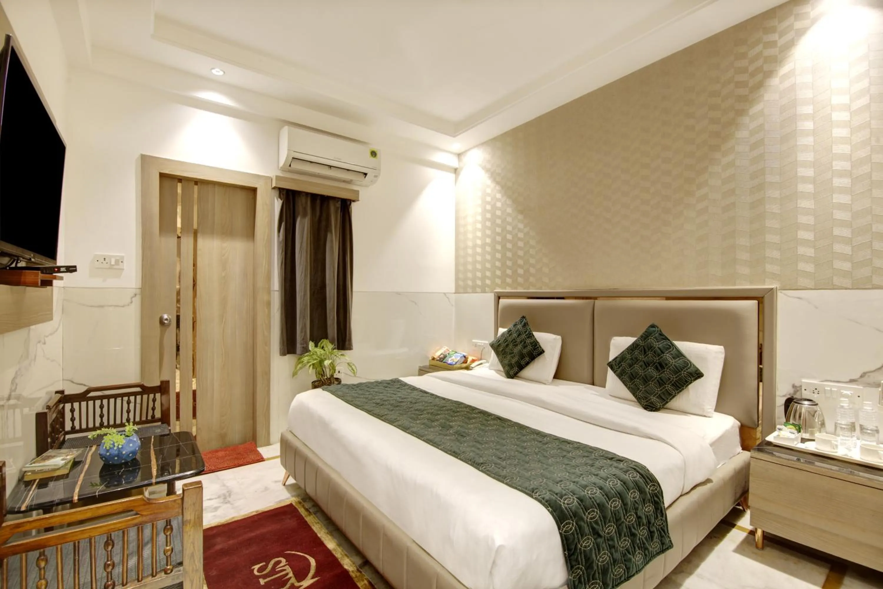 Bed in Hotel International Inn - Near Delhi Airport