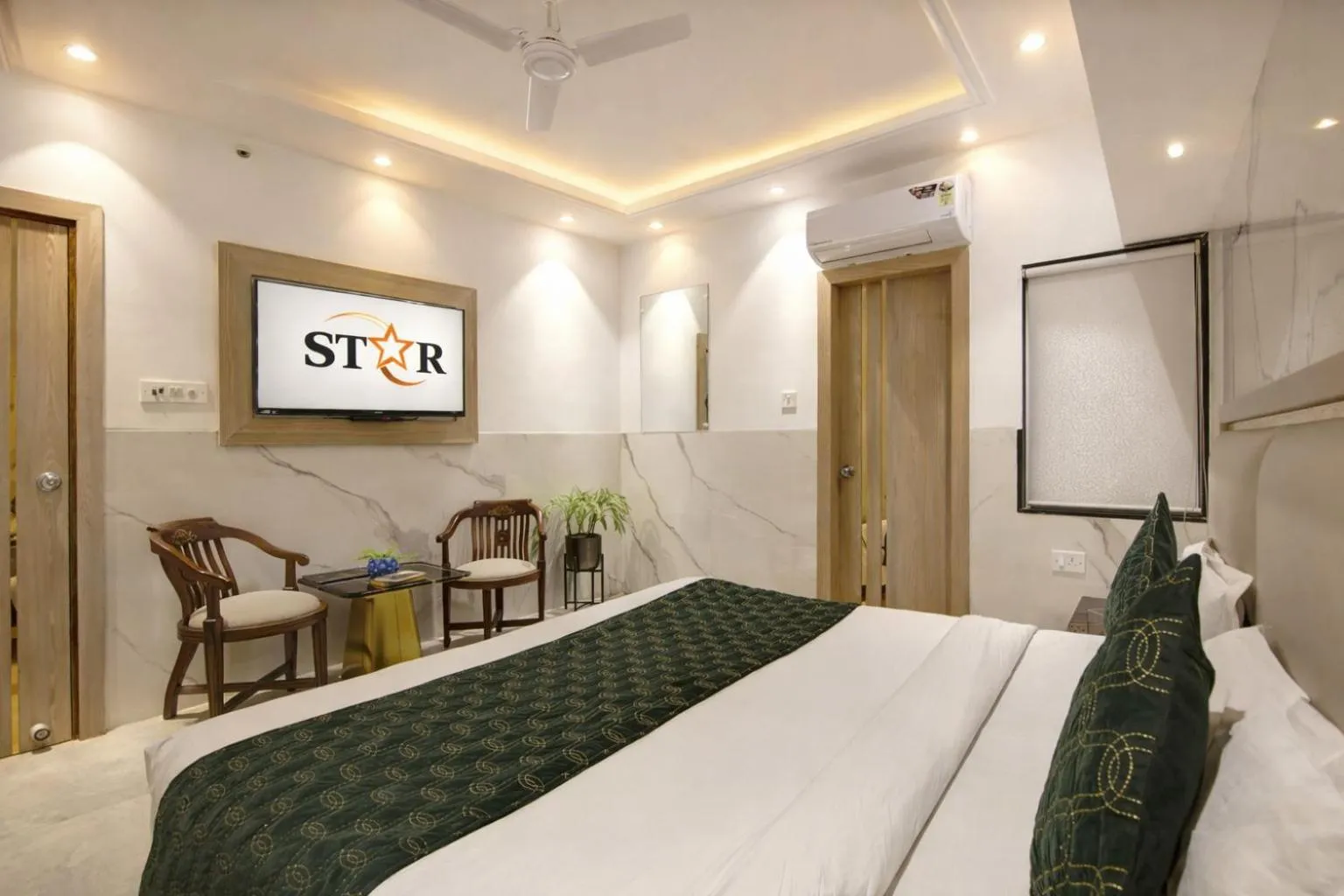 Bed in Hotel International Inn - Near Delhi Airport