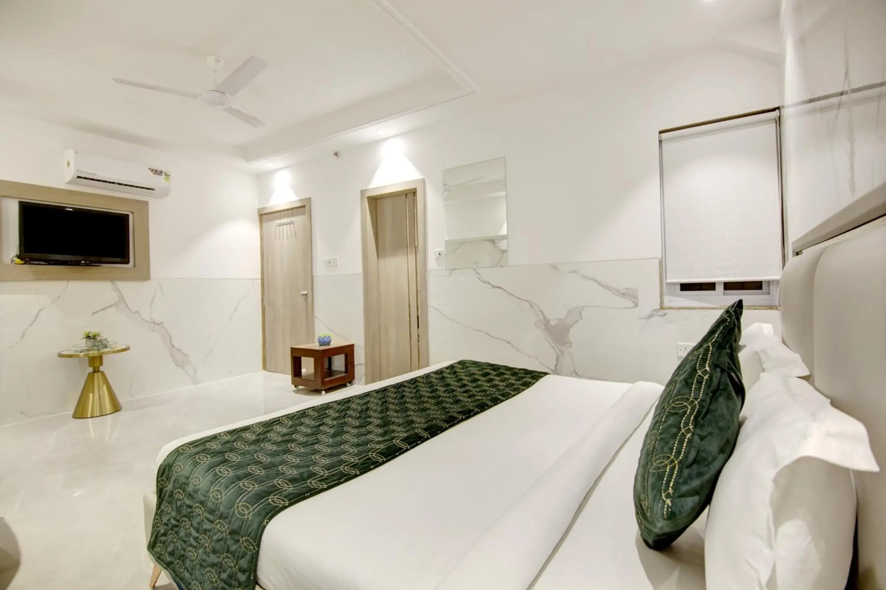 Compact Room in Hotel International Inn - Near Delhi Airport Compact Room in Hotel International Inn - Near Delhi Airport