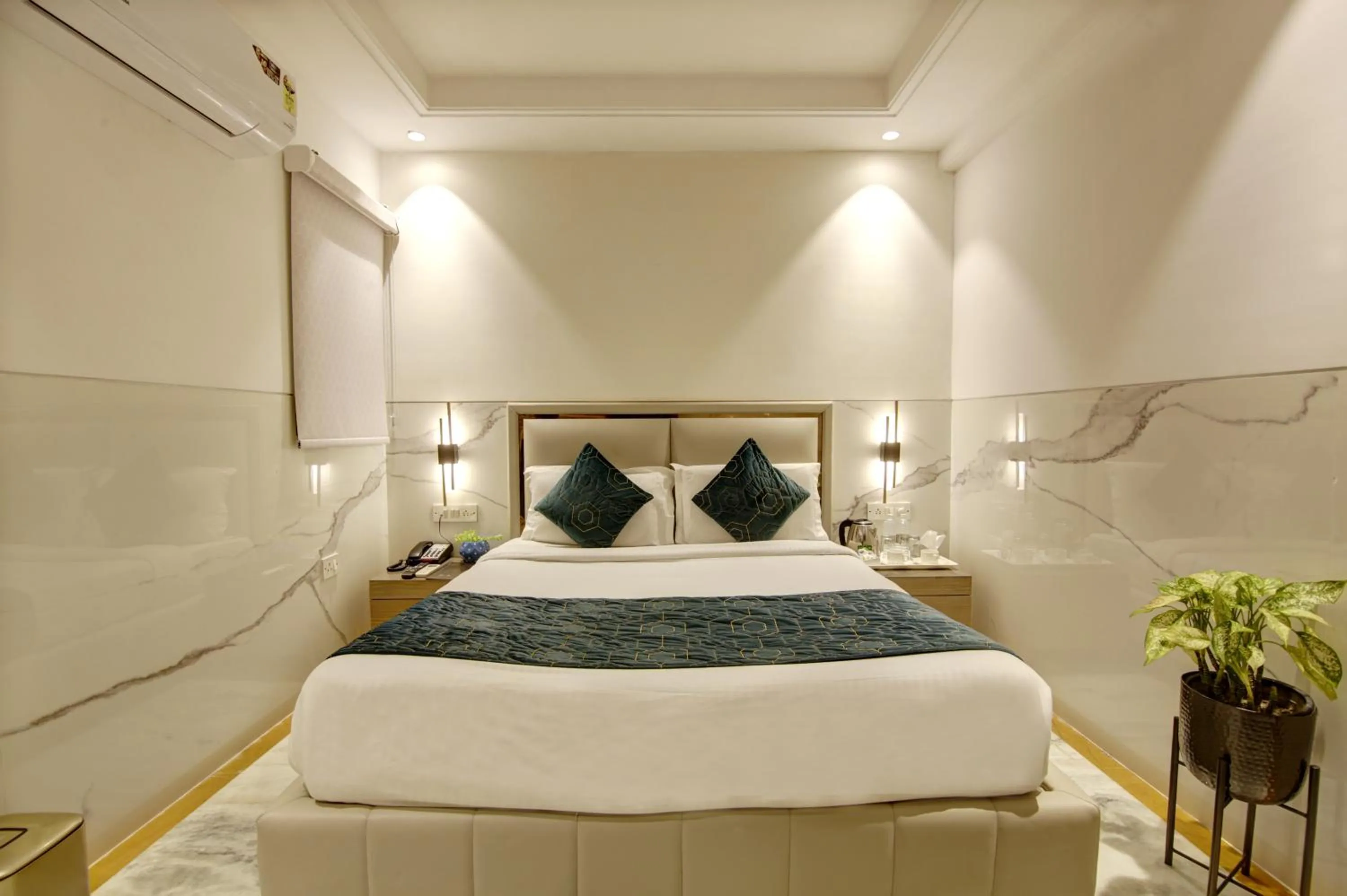 Bed in Hotel International Inn - Near Delhi Airport