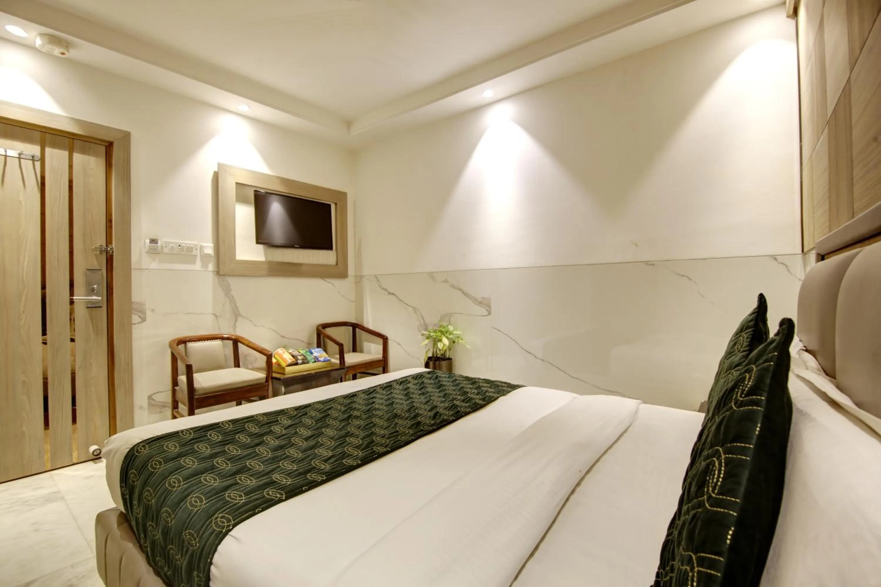 Bed in Hotel International Inn - Near Delhi Airport