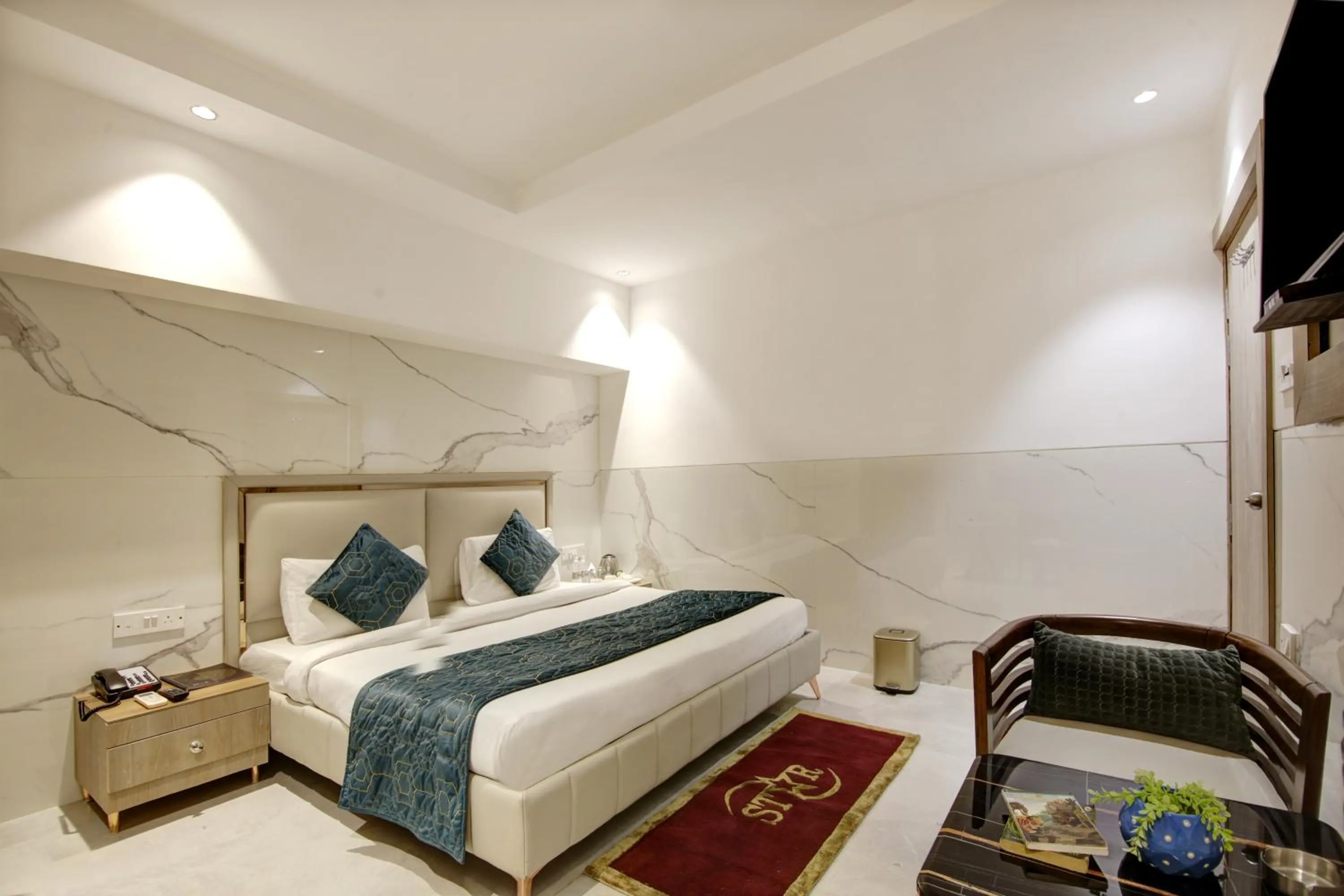 Bed in Hotel International Inn - Near Delhi Airport