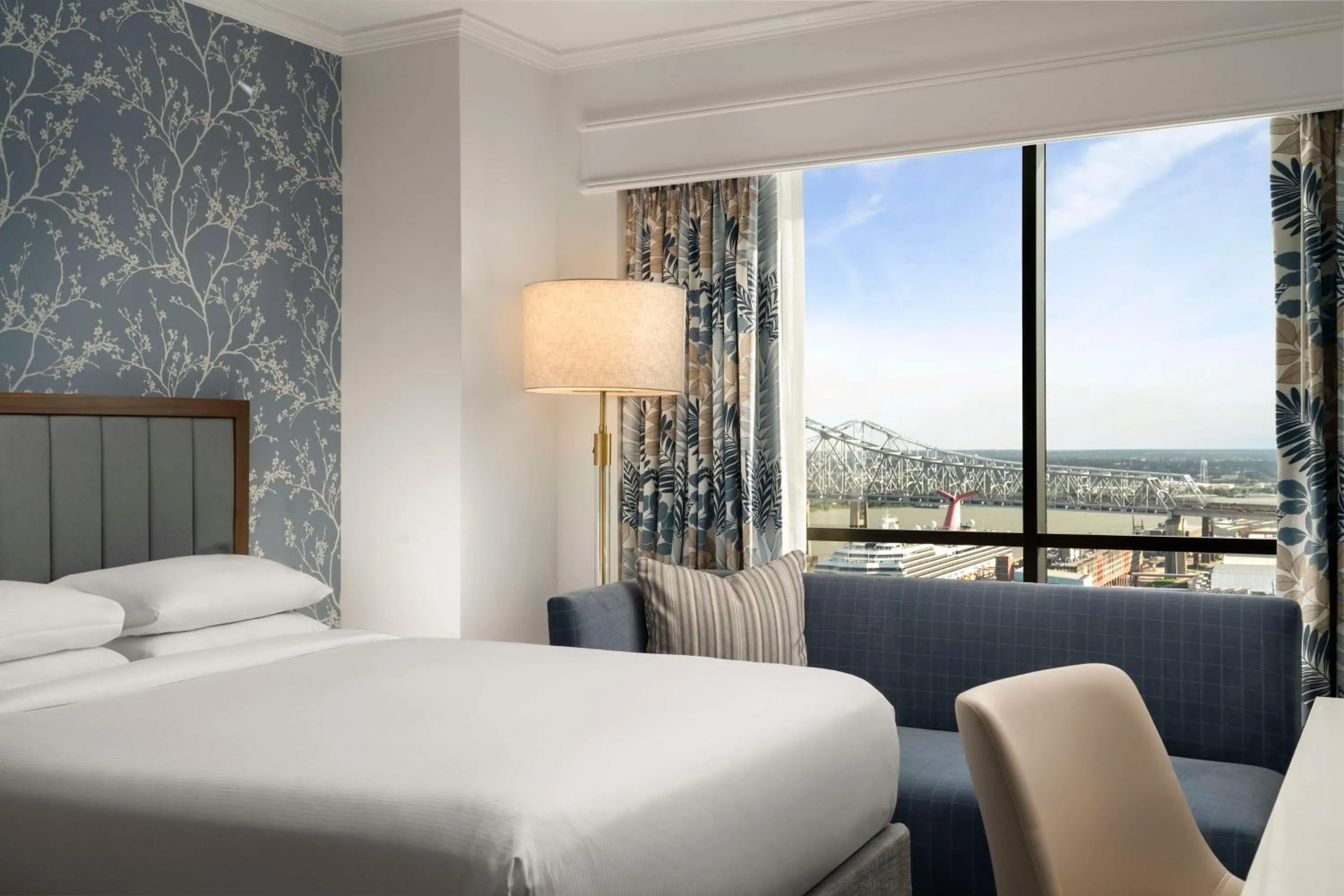 Living room, Bed in Hilton New Orleans Riverside