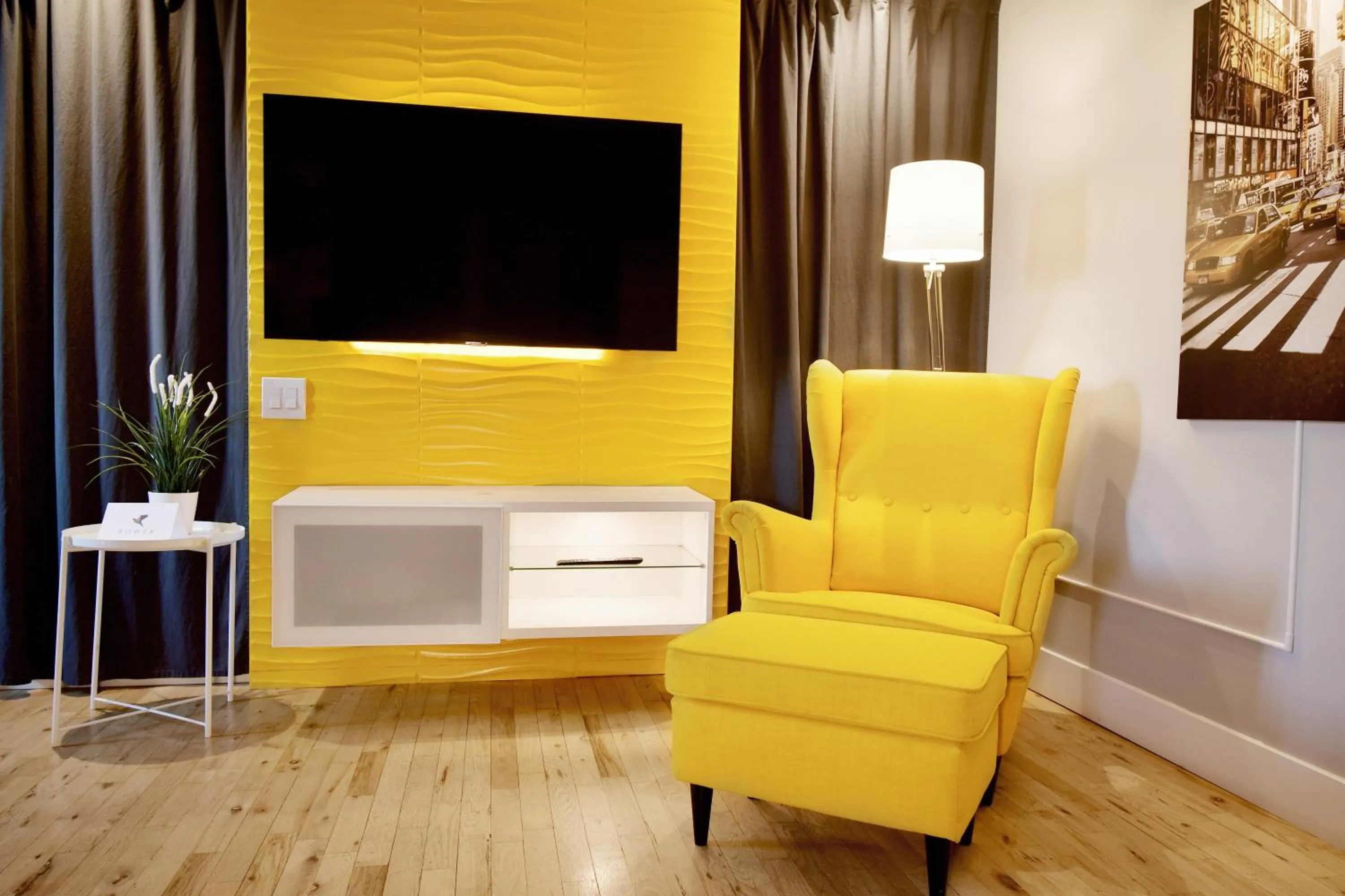 TV and multimedia in Capitol Robinson by Bower Boutique Hotels