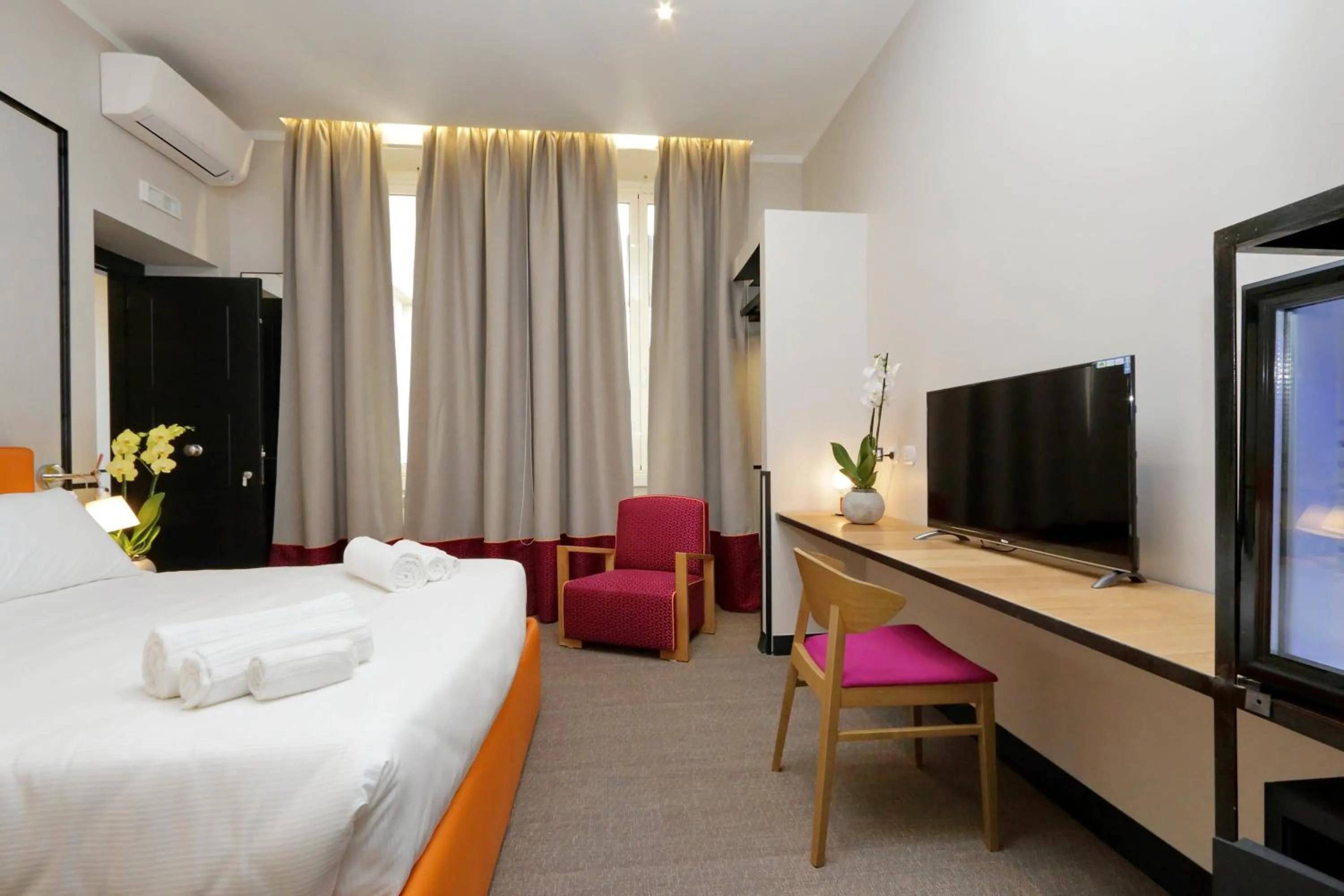 Photo of the whole room, Bed in Relais Vittoria Colonna