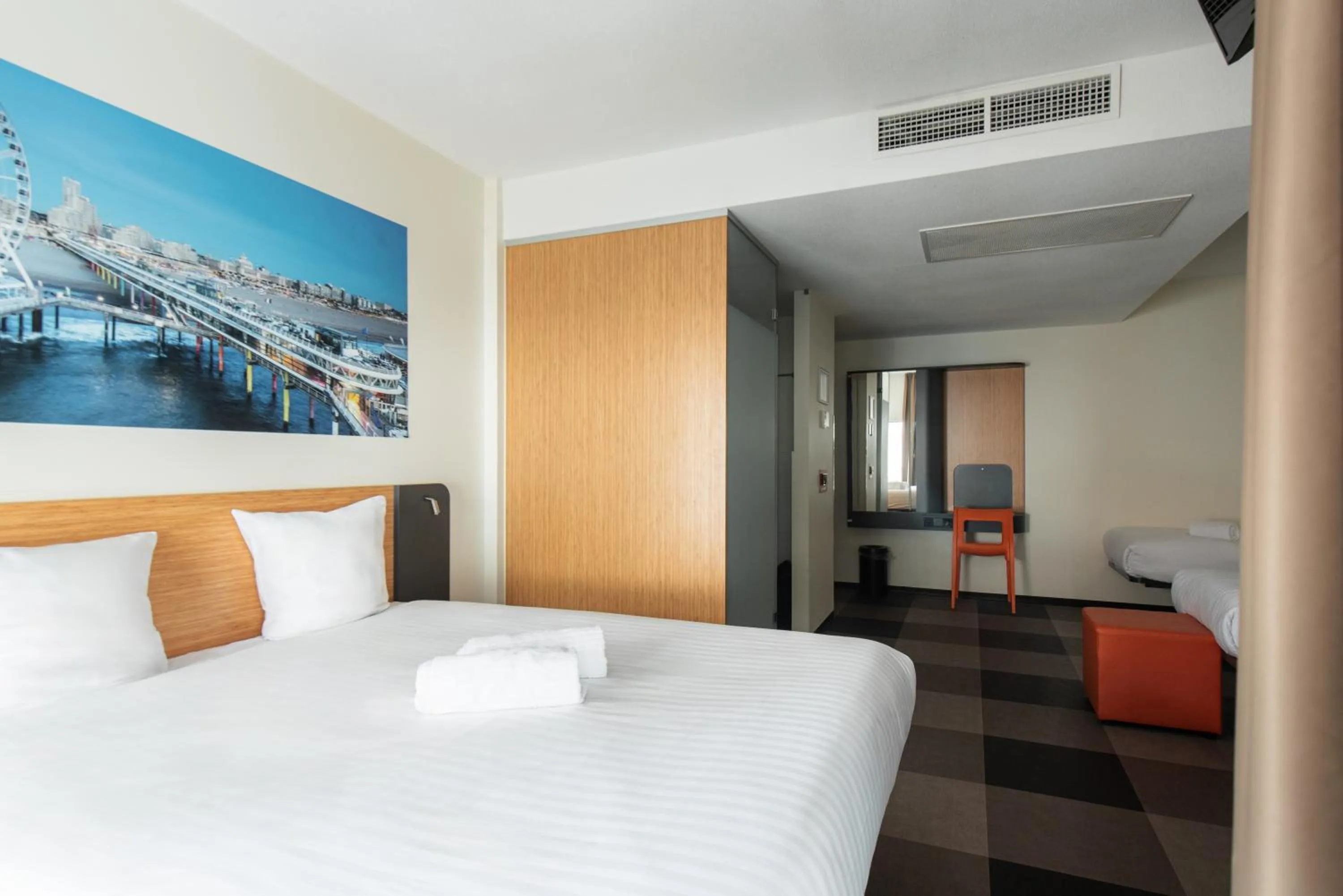 Photo of the whole room, Bed in easyHotel The Hague Scheveningen Beach