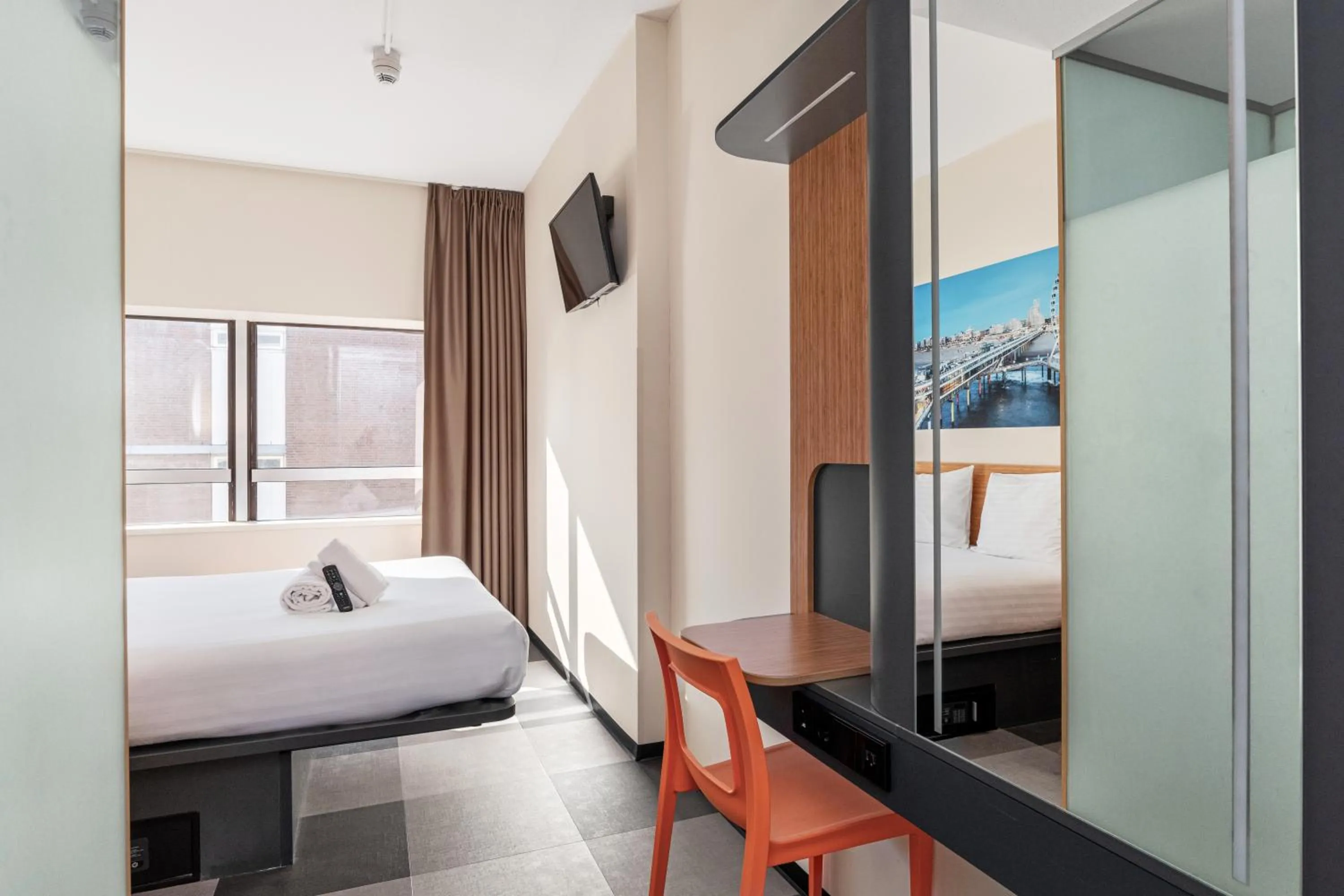 Photo of the whole room, Bed in easyHotel The Hague Scheveningen Beach