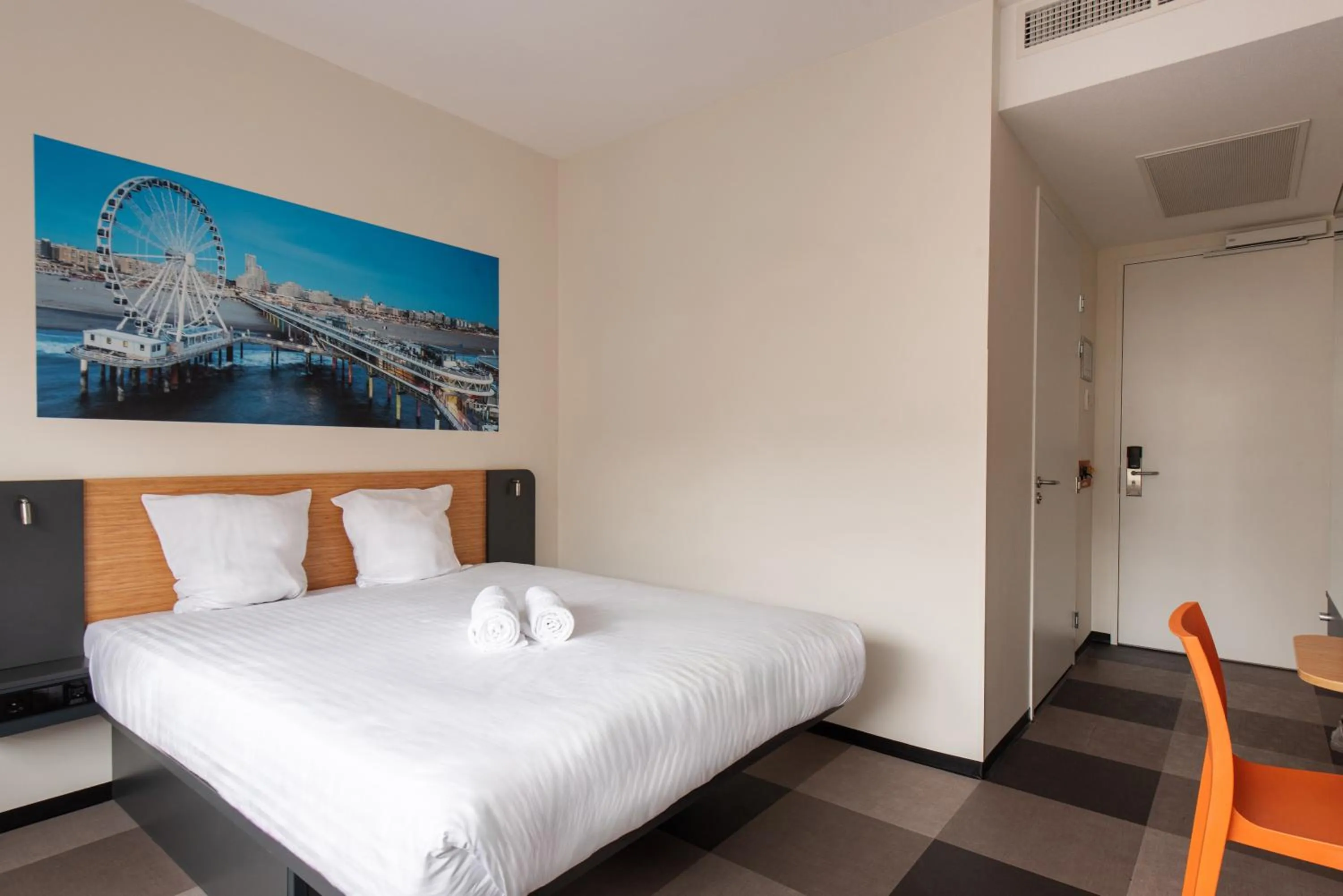 Photo of the whole room, Bed in easyHotel The Hague Scheveningen Beach