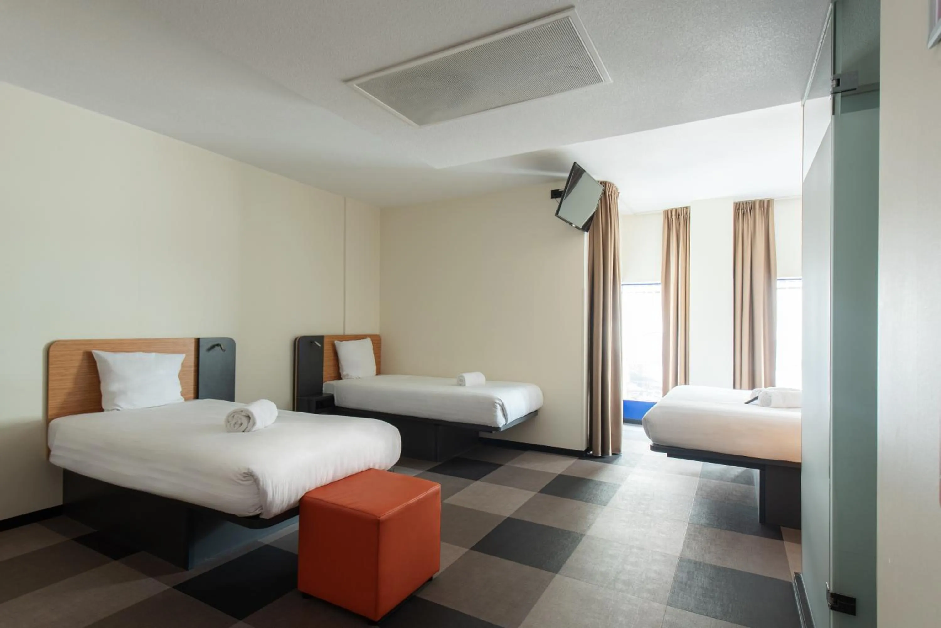 Photo of the whole room, Bed in easyHotel The Hague Scheveningen Beach