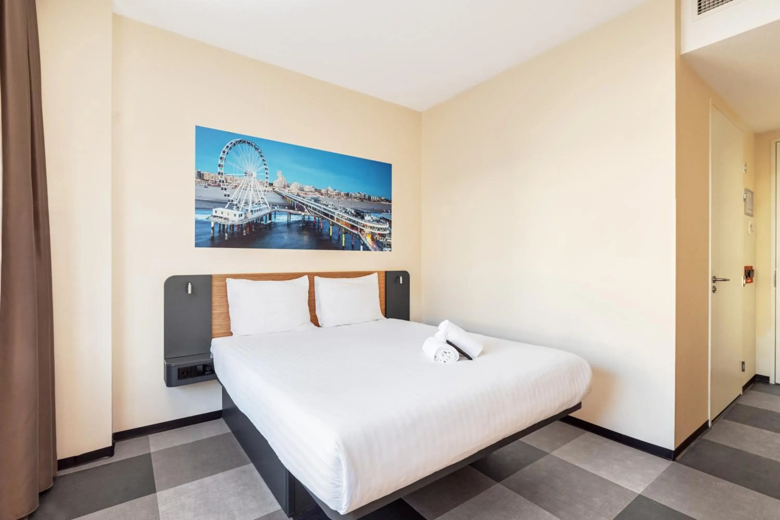 Queen Room - Disability Access in easyHotel The Hague Scheveningen Beach Queen Room - Disability Access in easyHotel The Hague Scheveningen Beach