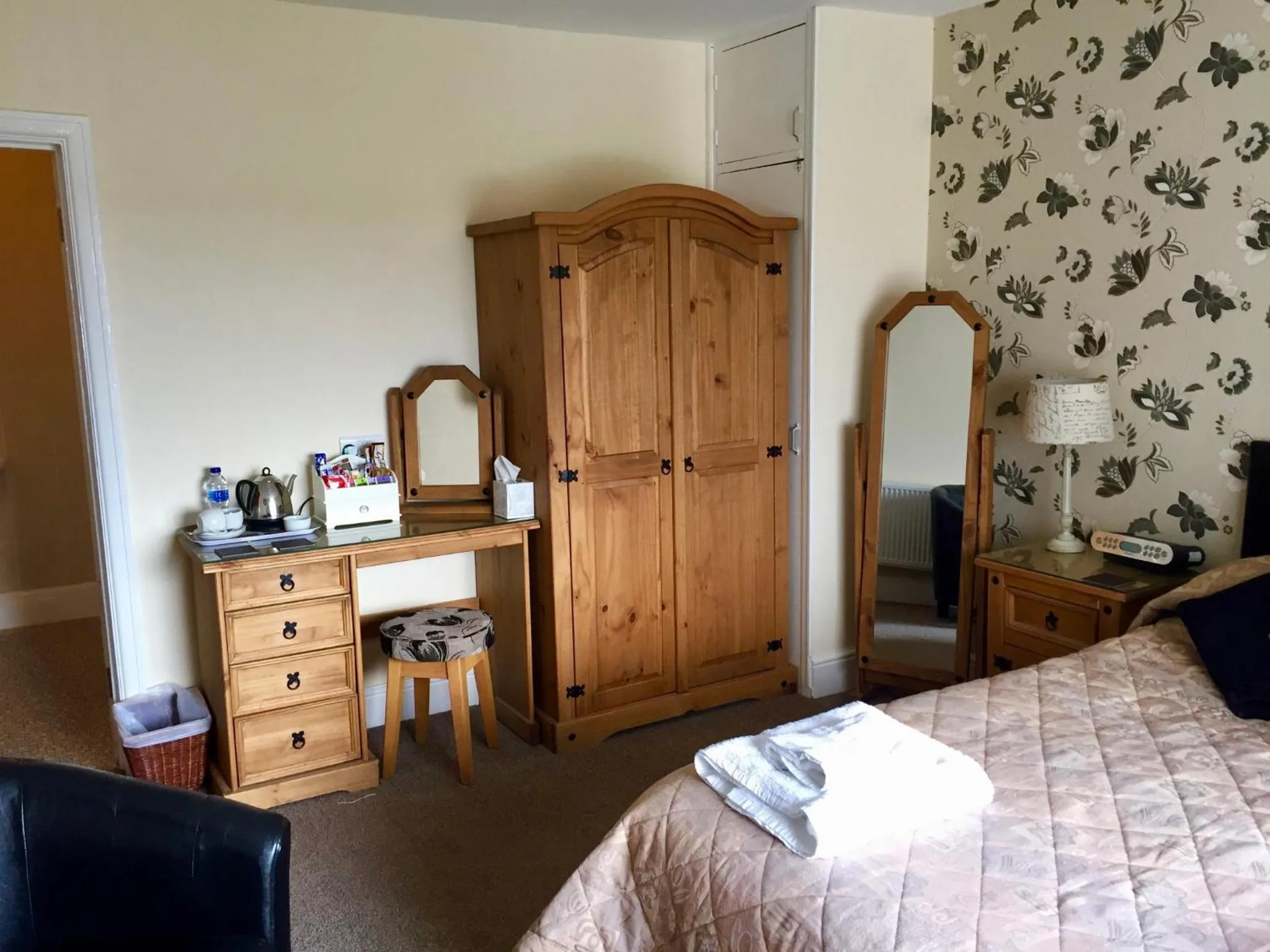 Coffee/tea facilities, Bed in The Northdale Hotel Ltd