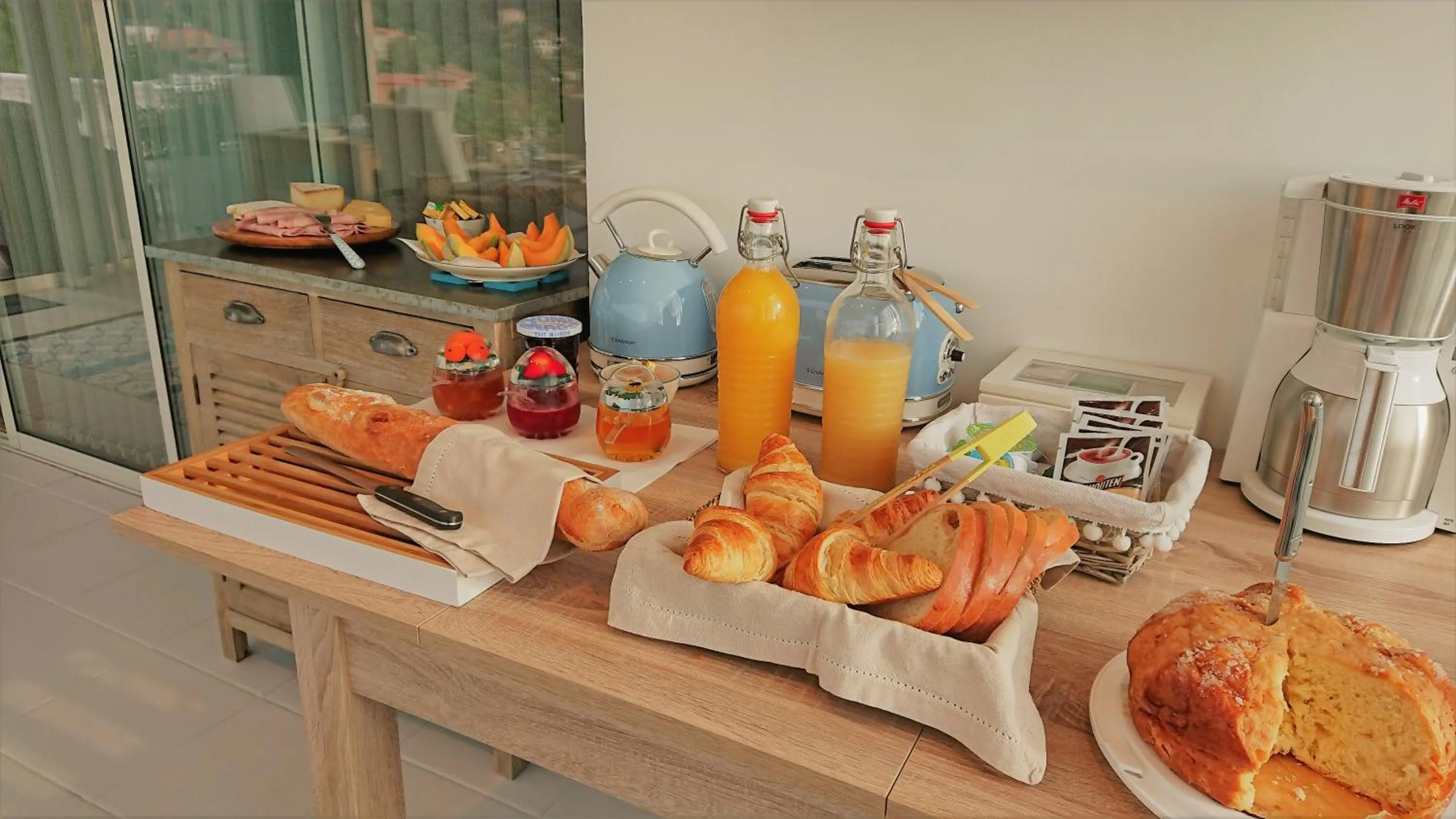 Continental breakfast in Villa La Terre Des Lauriers