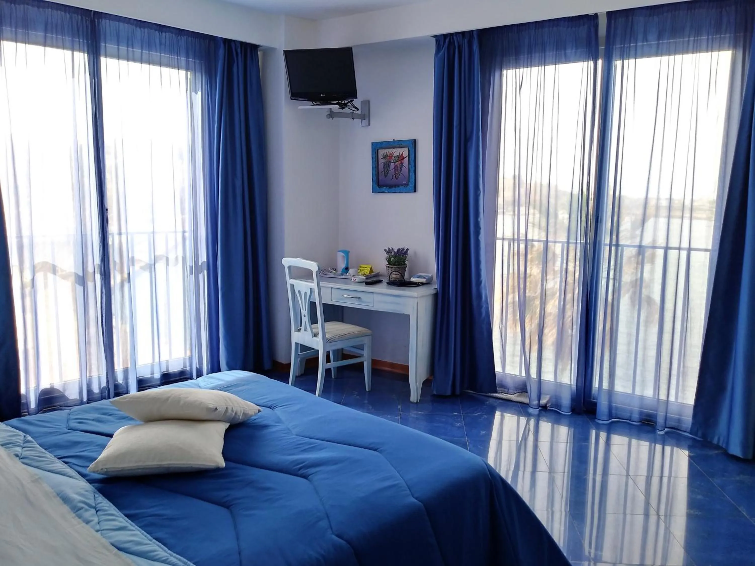 Photo of the whole room, Bed in Blue Moon Hotel