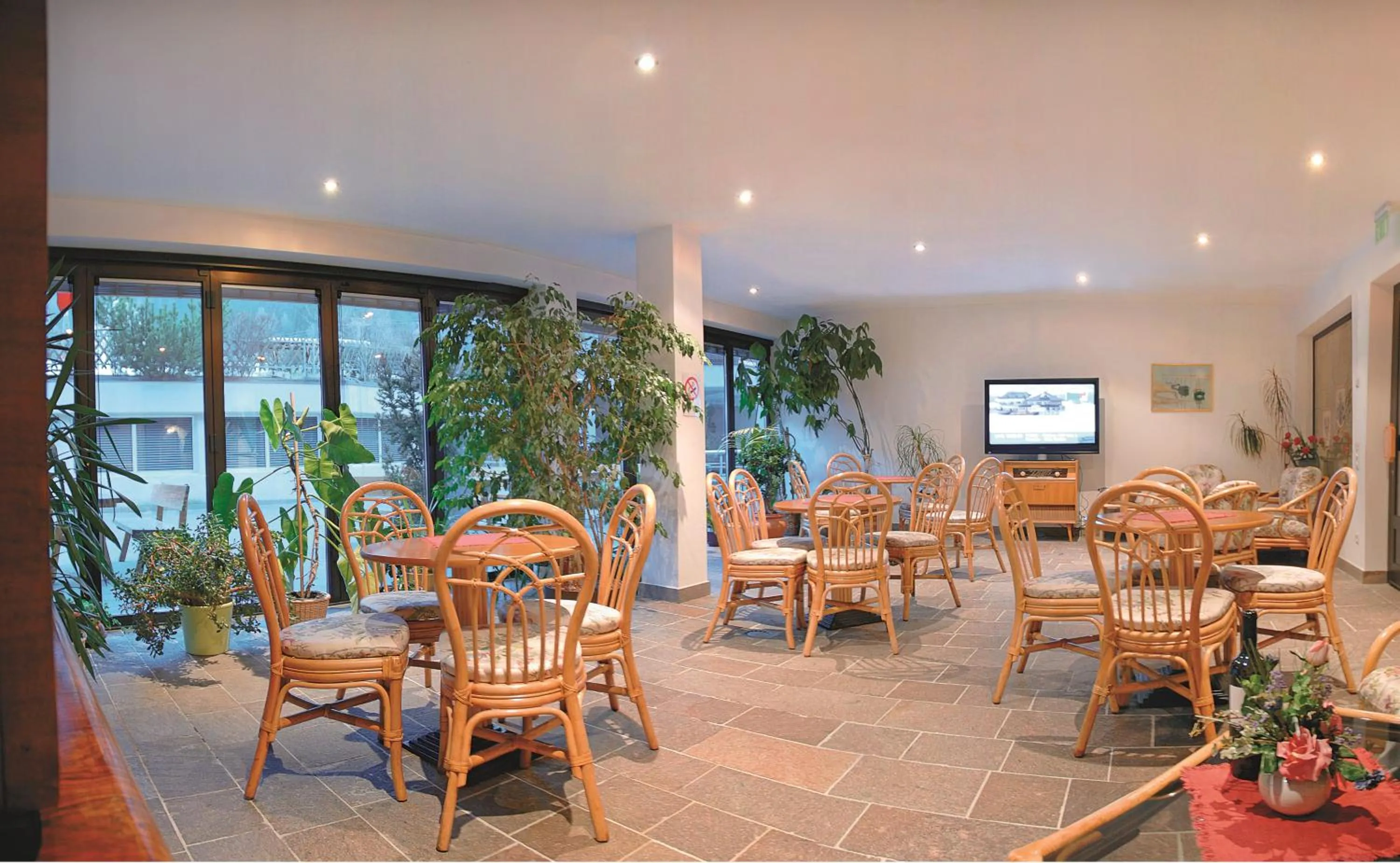 Communal lounge/ TV room in Hotel Heinz