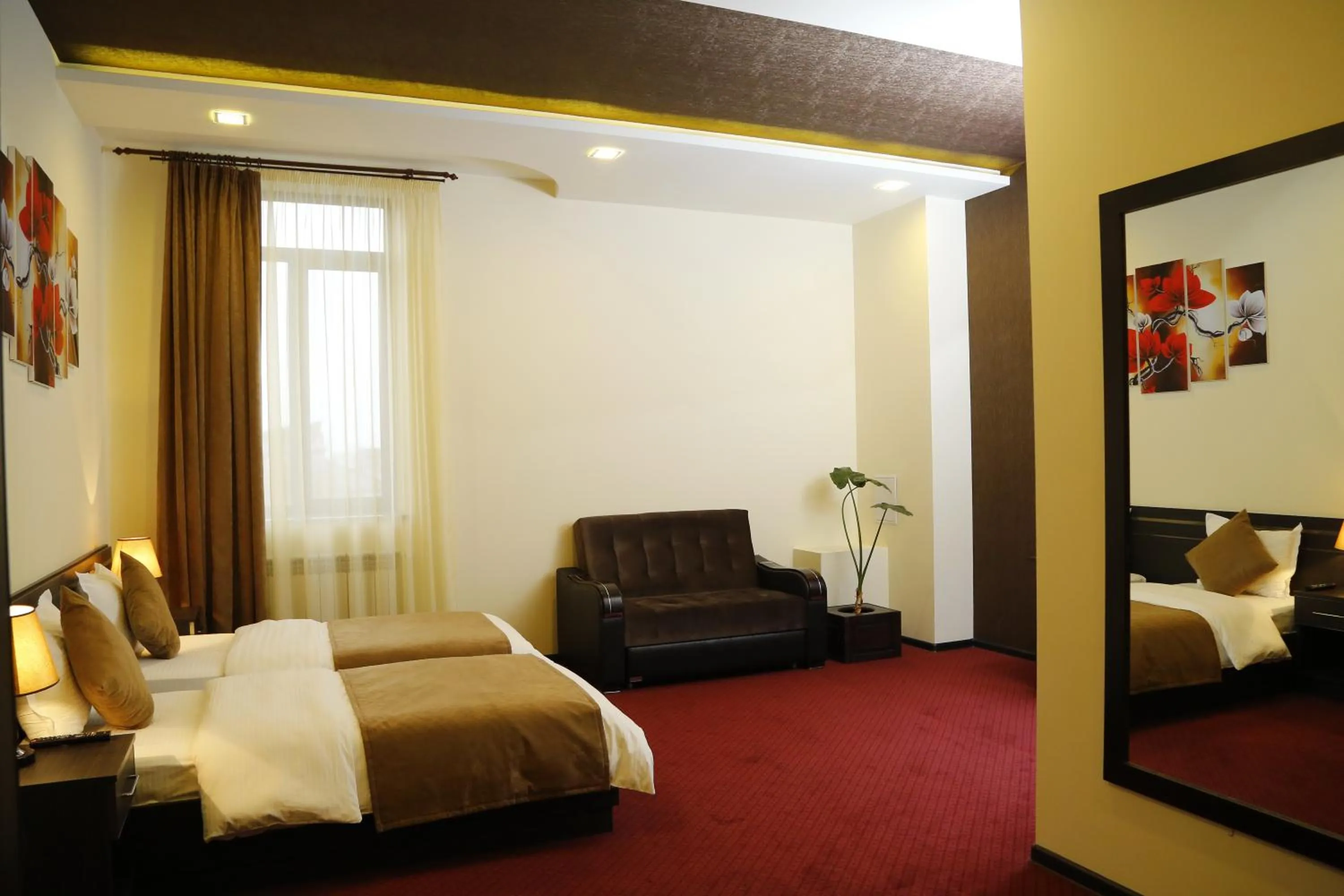 Photo of the whole room, Bed in Tomu's Hotel