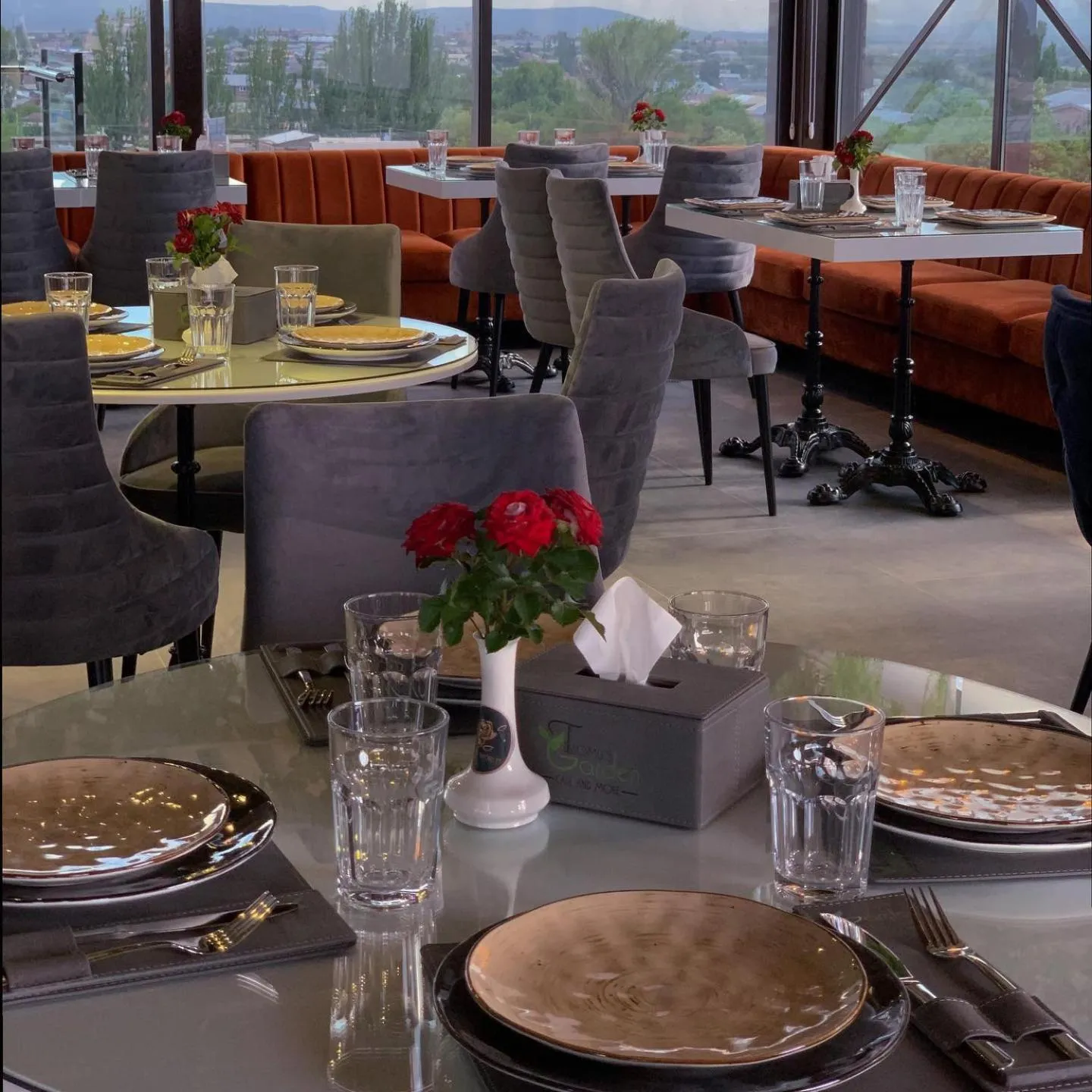 Restaurant/places to eat in Tomu's Hotel