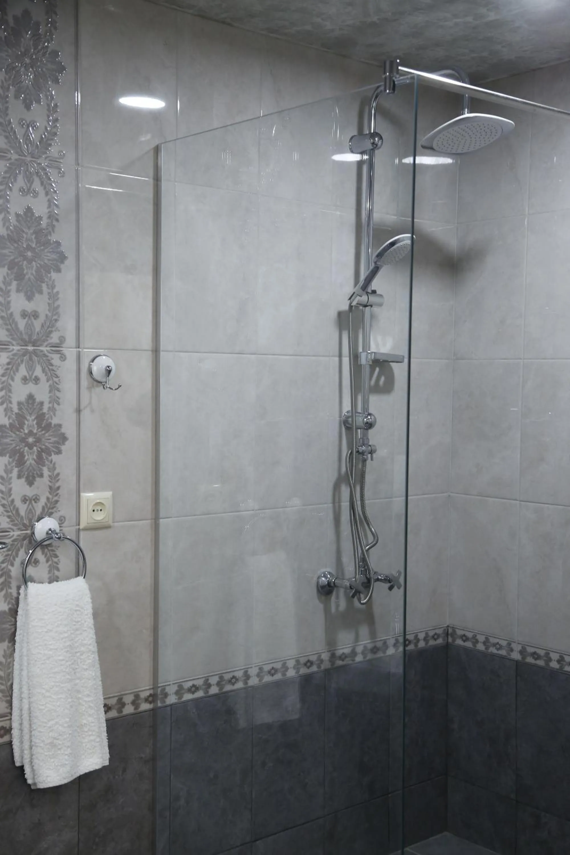 Shower in Tomu's Hotel