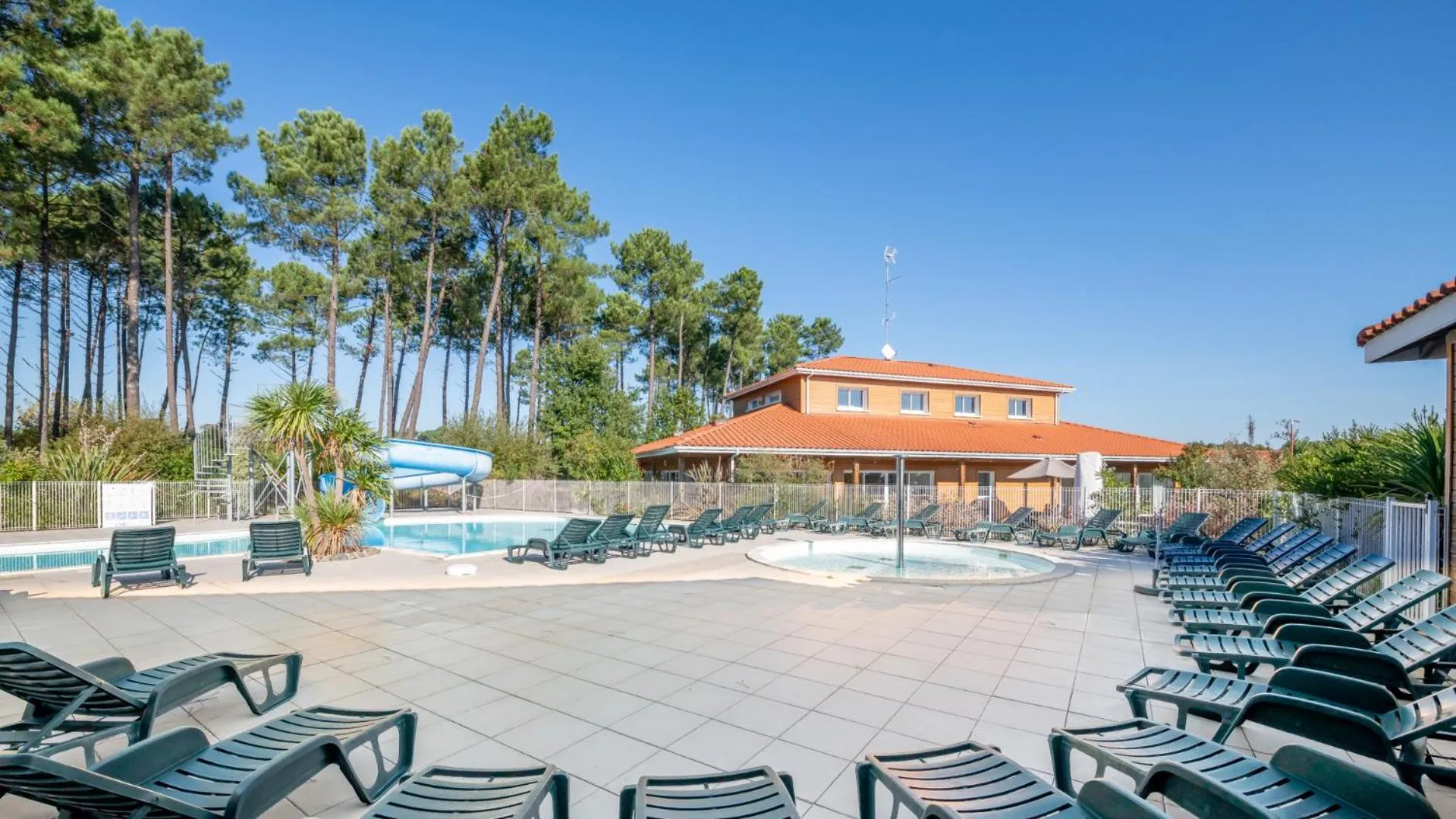 Swimming pool in Vacancéole - Le Domaine des Grands Lacs