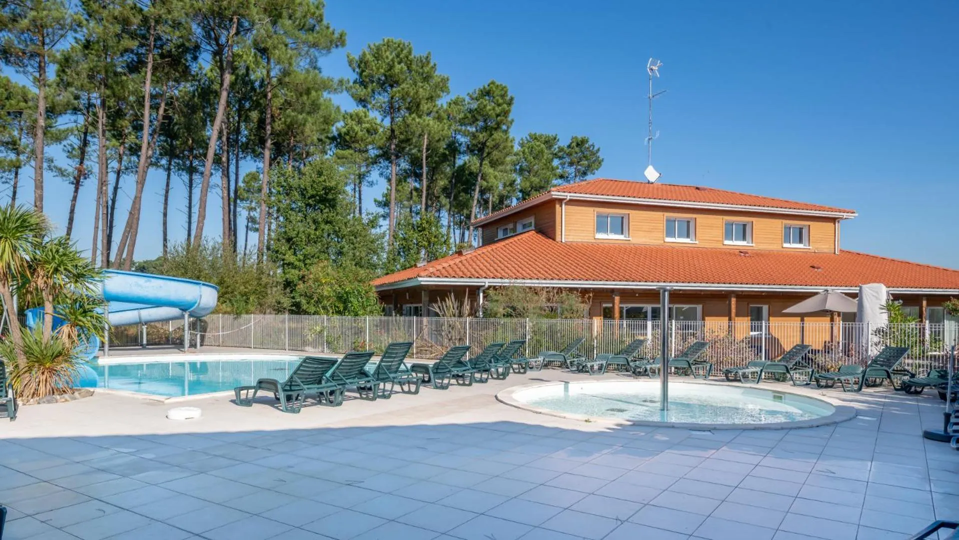 Swimming pool in Vacancéole - Le Domaine des Grands Lacs