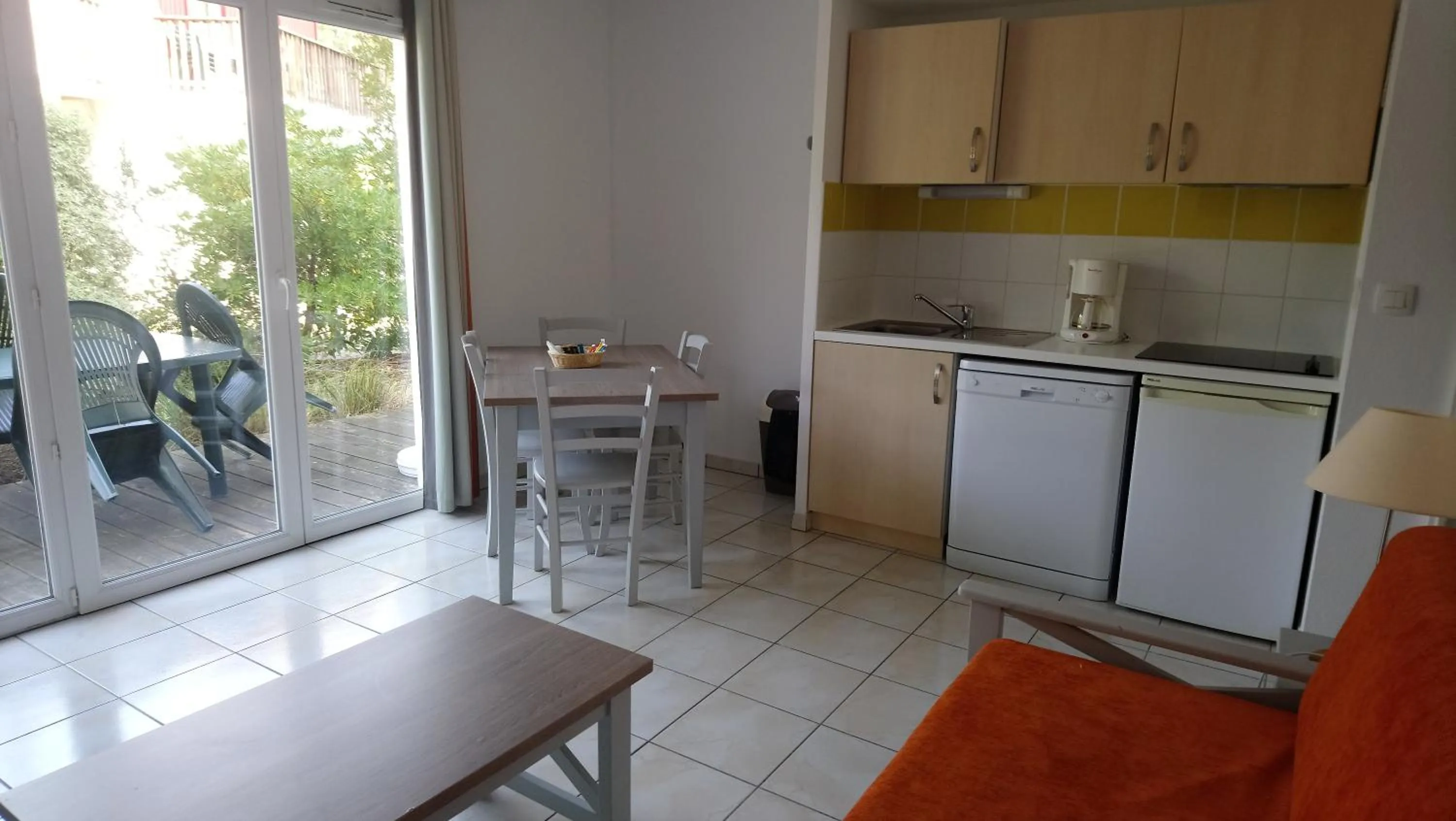 Kitchen or kitchenette in Vacancéole - Le Domaine des Grands Lacs