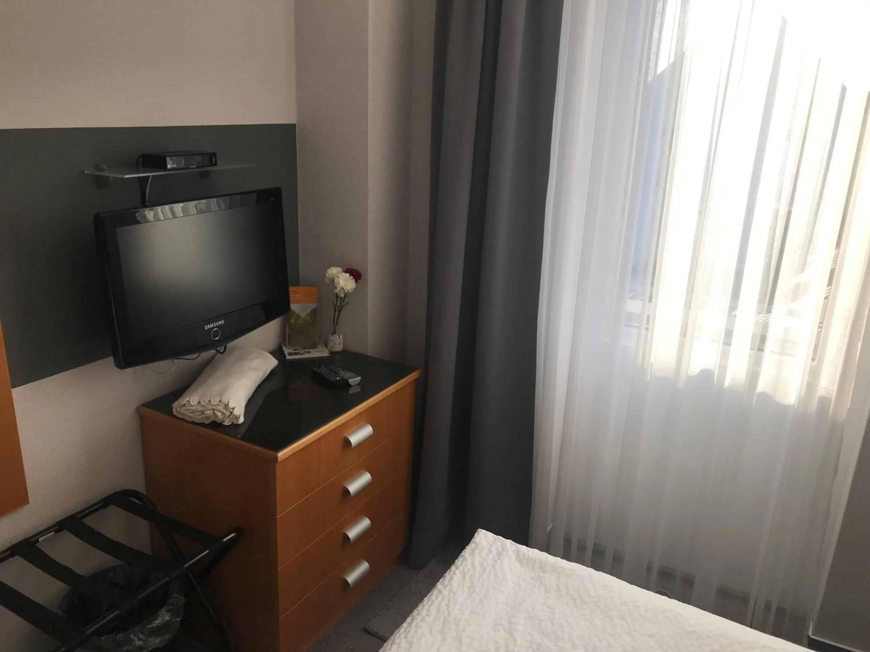 Bedroom, Bed in Apartment 47