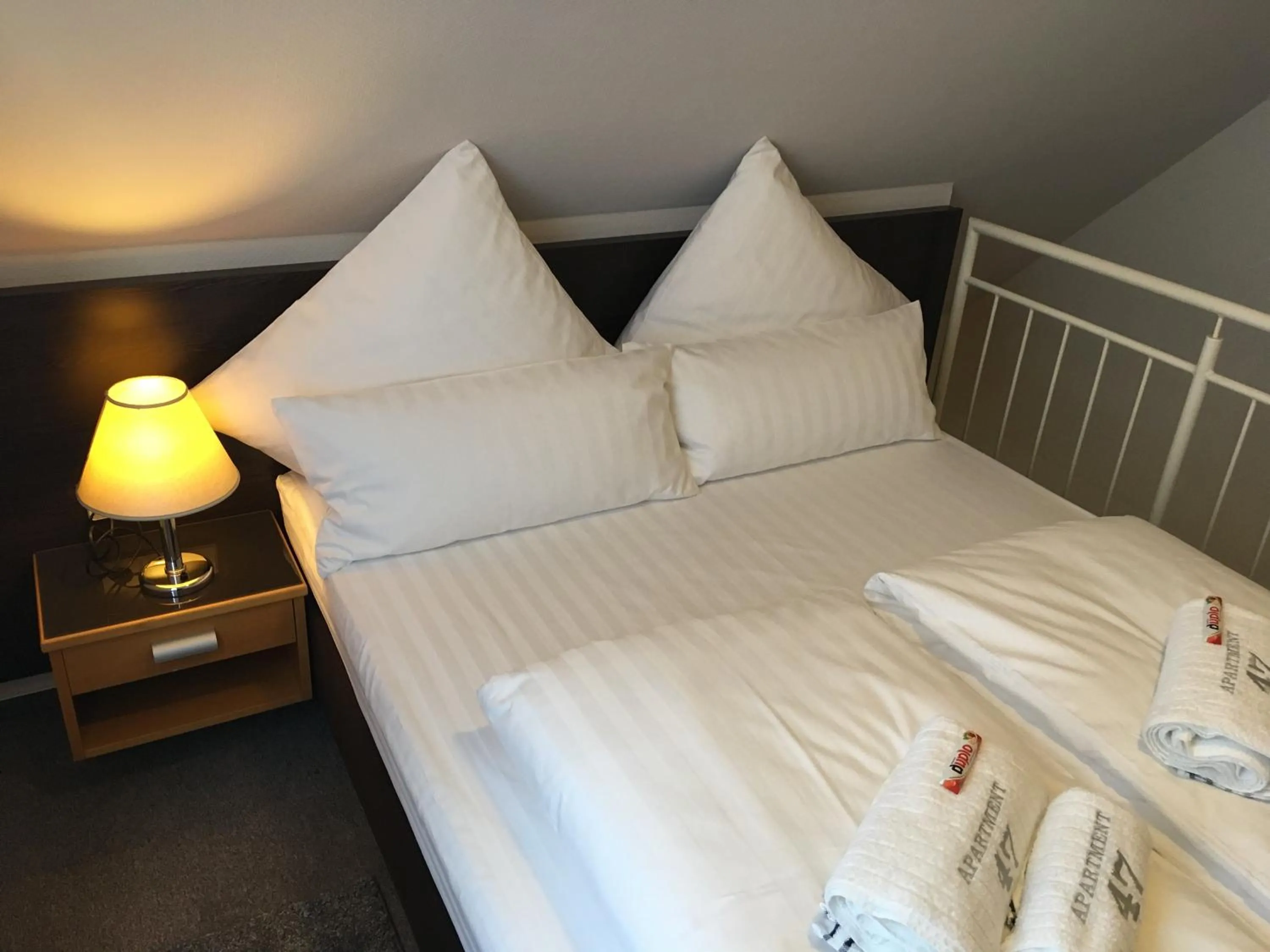 Bedroom, Bed in Apartment 47