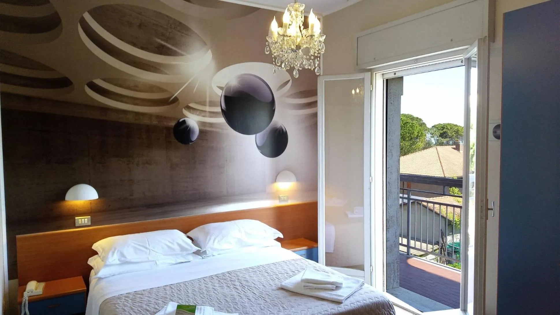 Balcony/Terrace, Bed in Hotel President