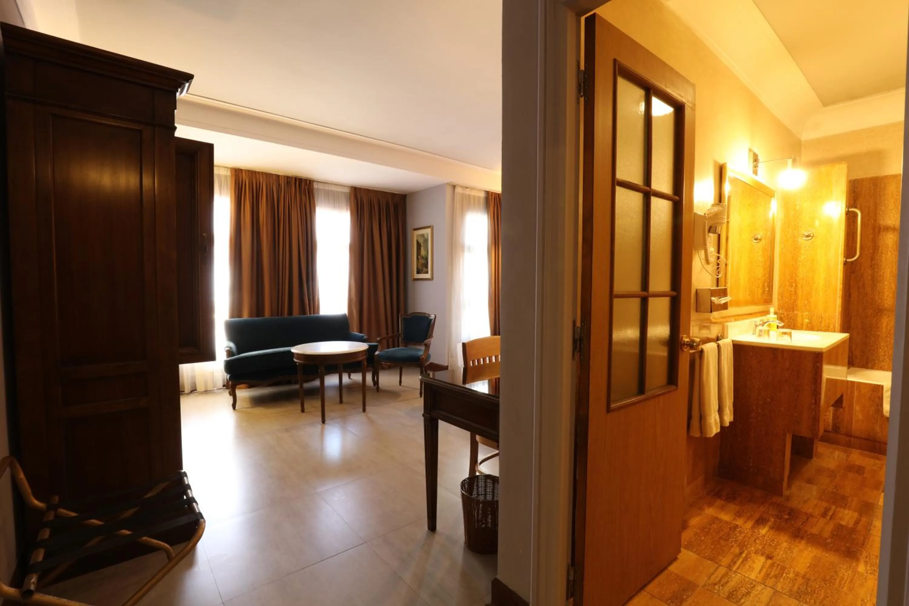 Bathroom, Bed in Hôtel Les Saisons
