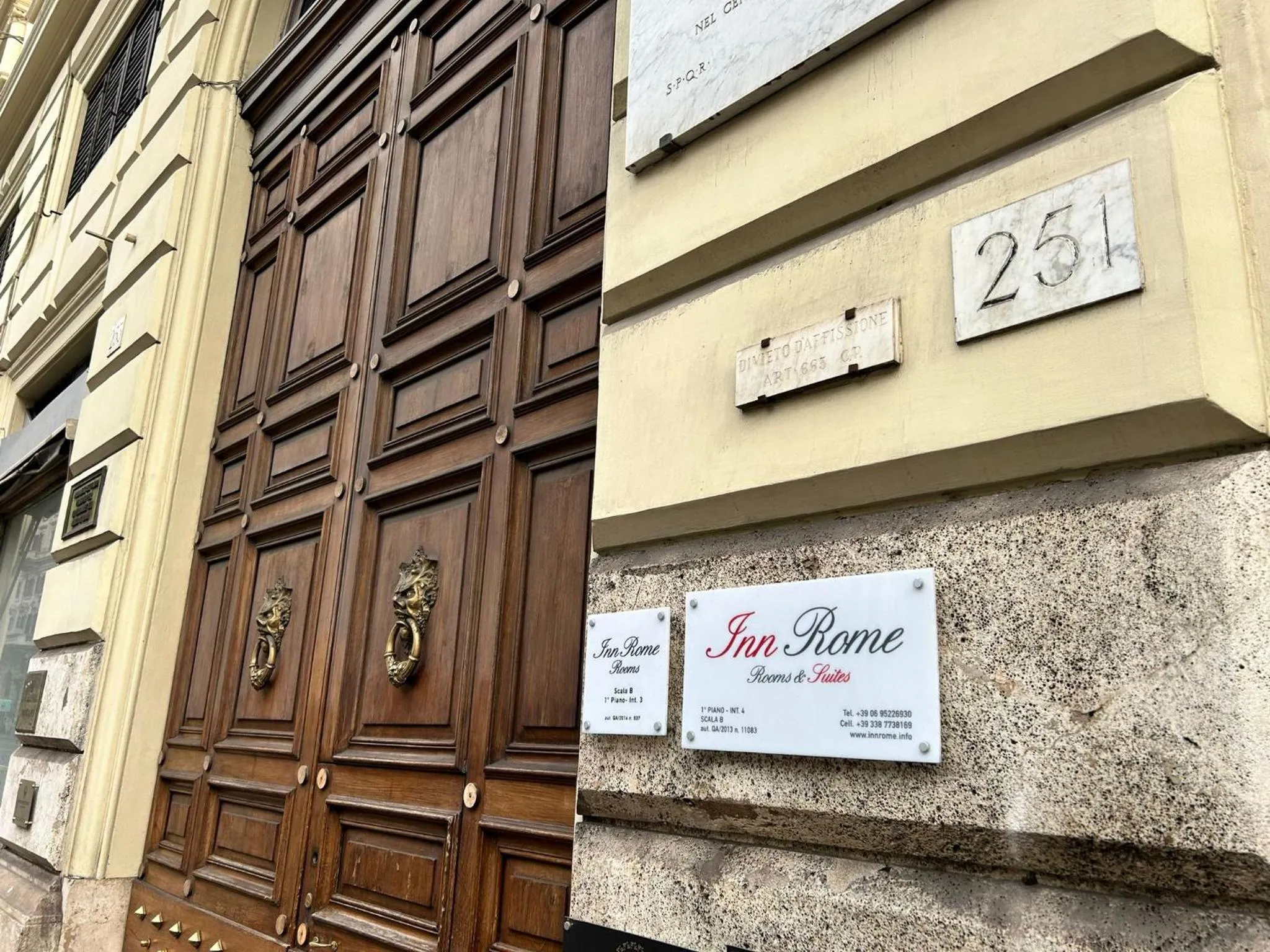 Property building in Inn Rome Rooms & Suites