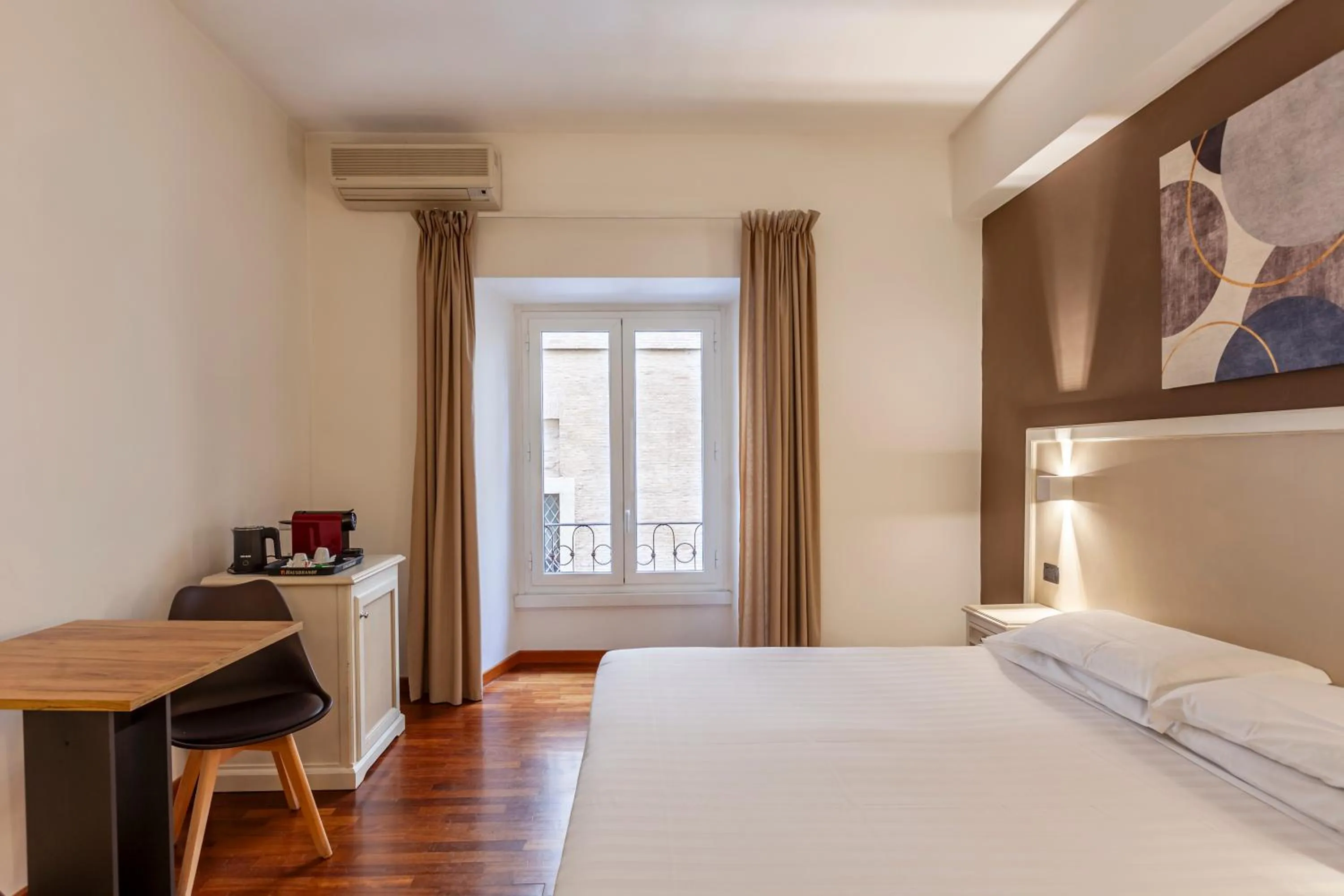 Bed in Inn Rome Rooms & Suites