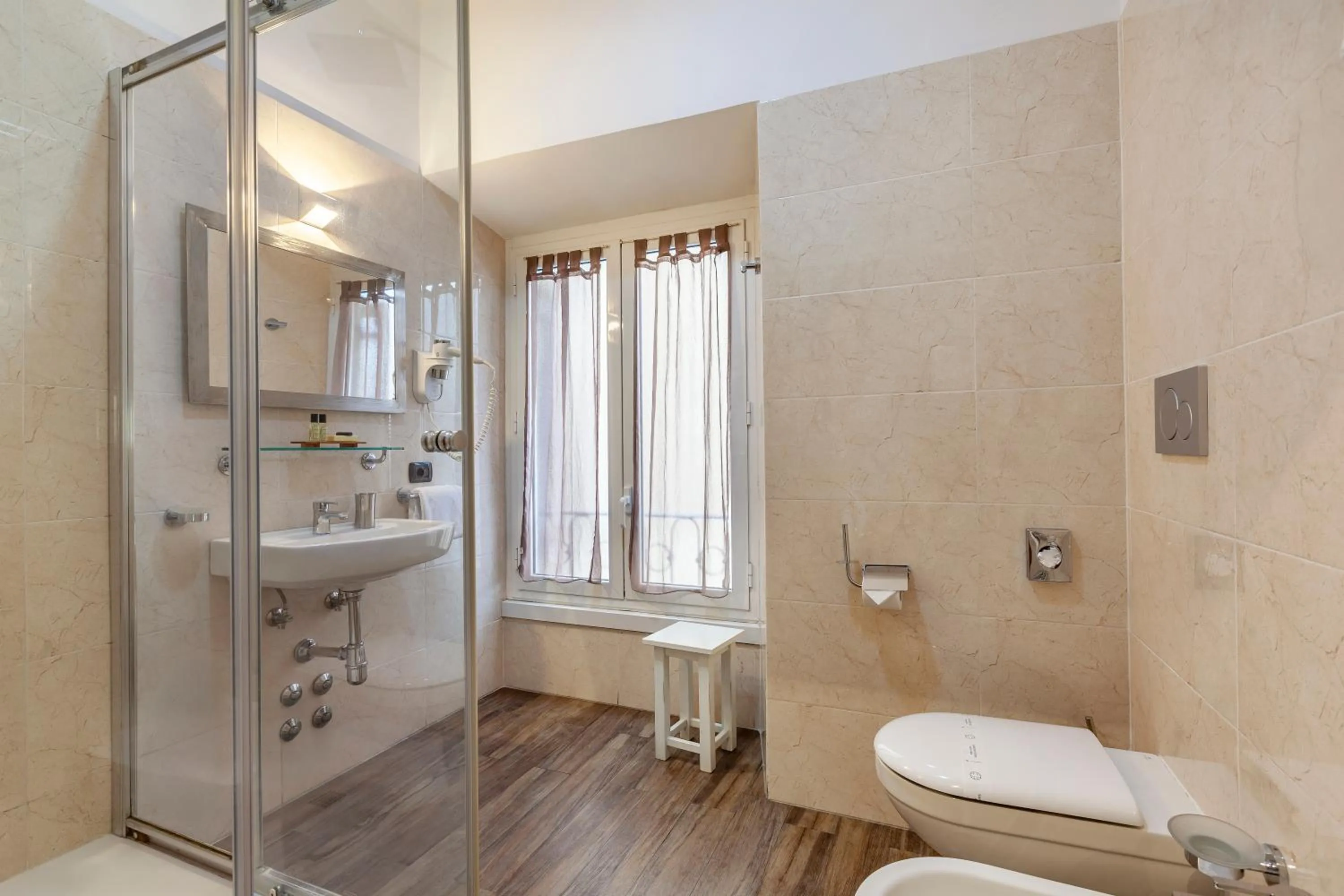 Shower in Inn Rome Rooms & Suites